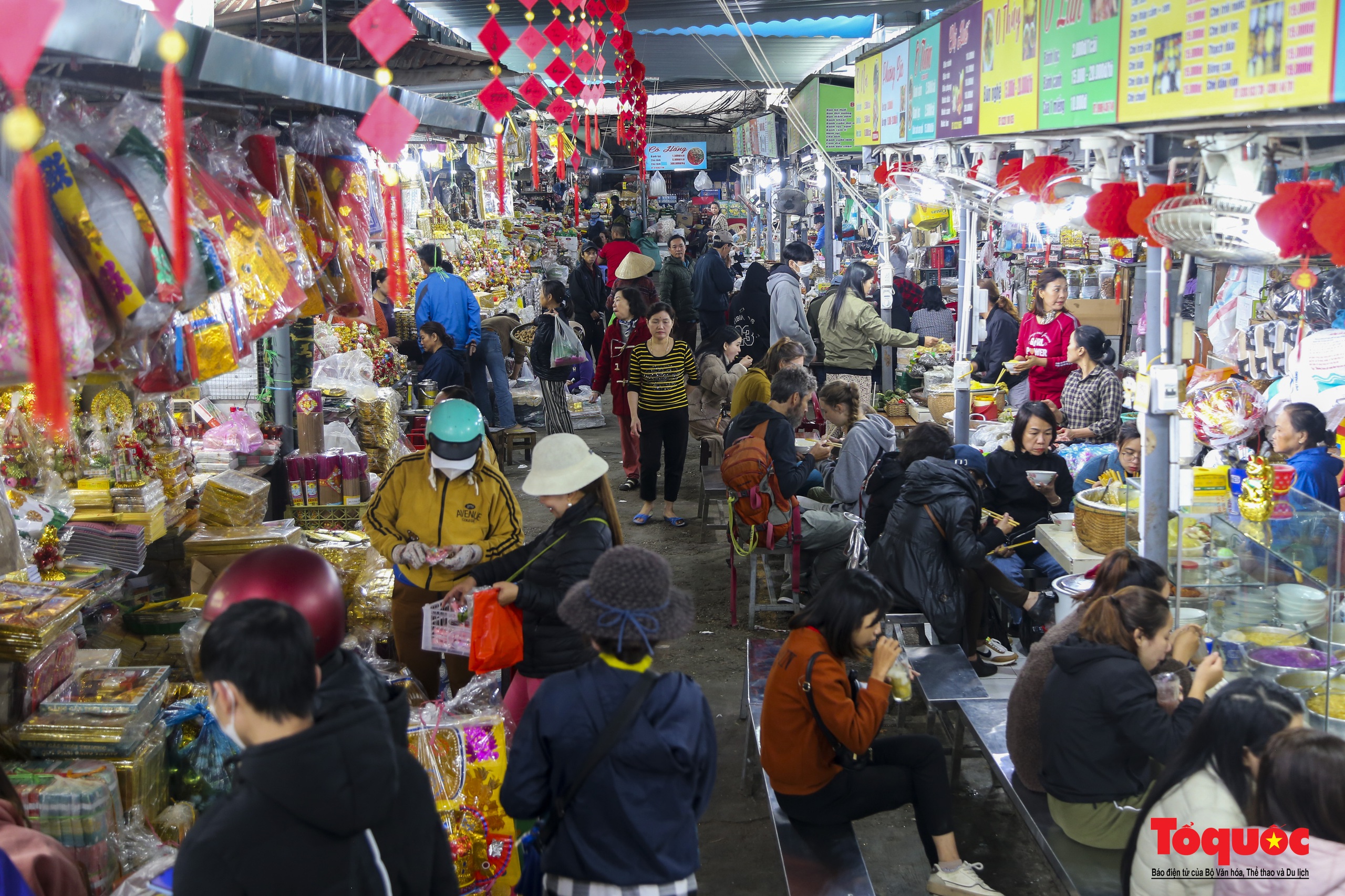 Hàng hóa Tết đa dạng, sức mua tại ngôi chợ nổi tiếng bậc nhất xứ Huế vẫn chưa cao - Ảnh 11.