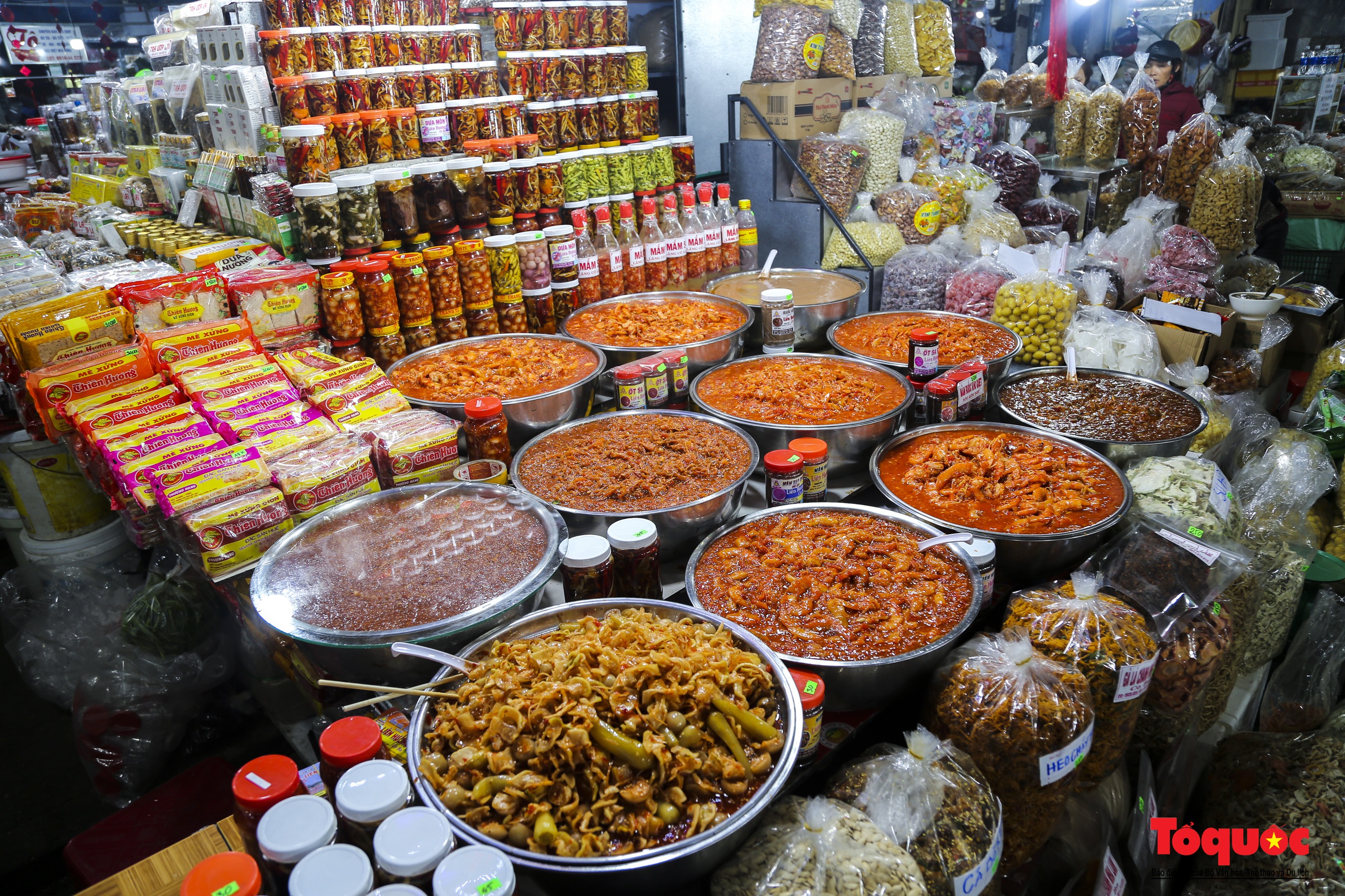 Hàng hóa Tết đa dạng, sức mua tại ngôi chợ nổi tiếng bậc nhất xứ Huế vẫn chưa cao - Ảnh 10.