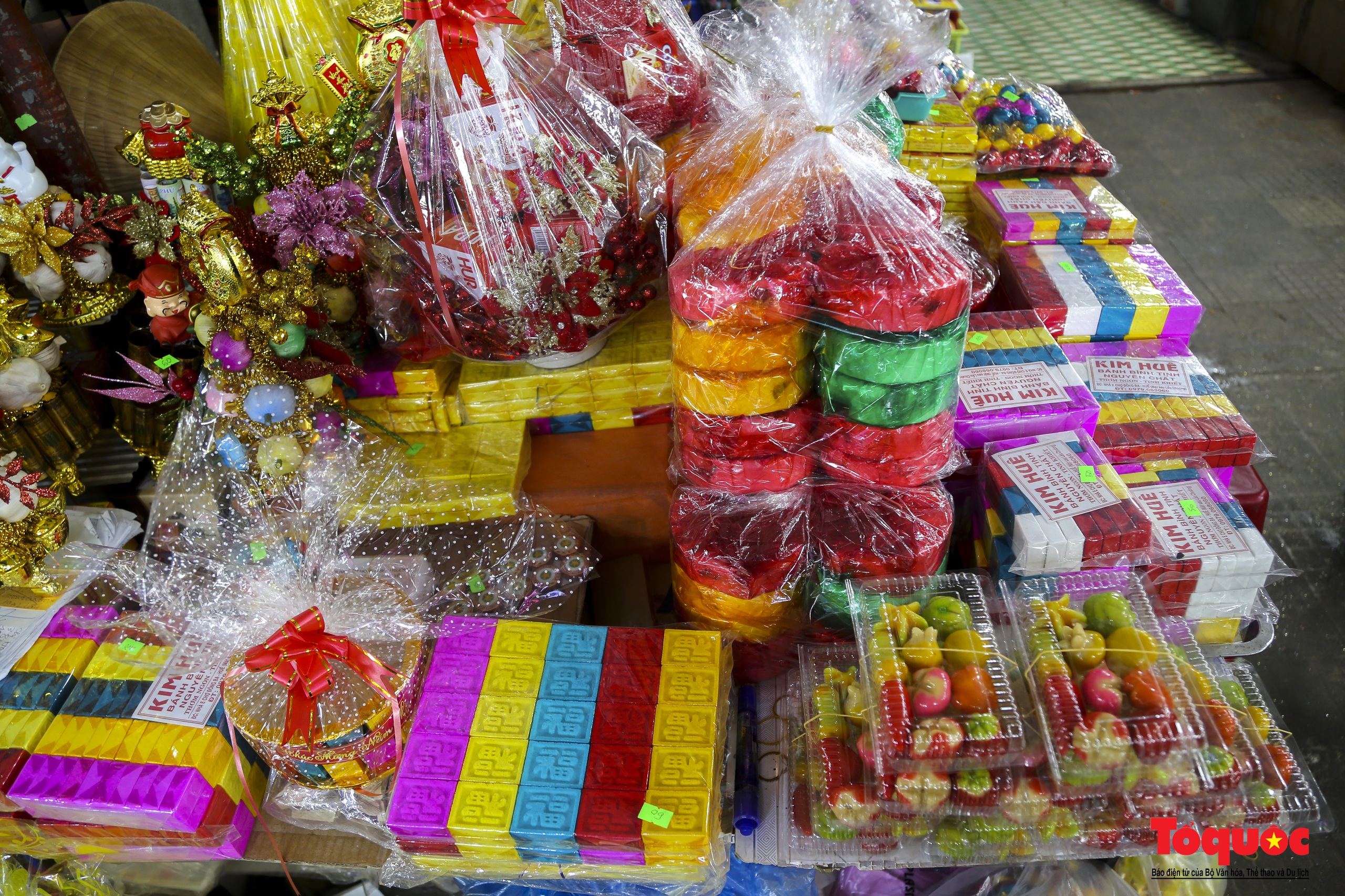 Hàng hóa Tết đa dạng, sức mua tại ngôi chợ nổi tiếng bậc nhất xứ Huế vẫn chưa cao - Ảnh 7.