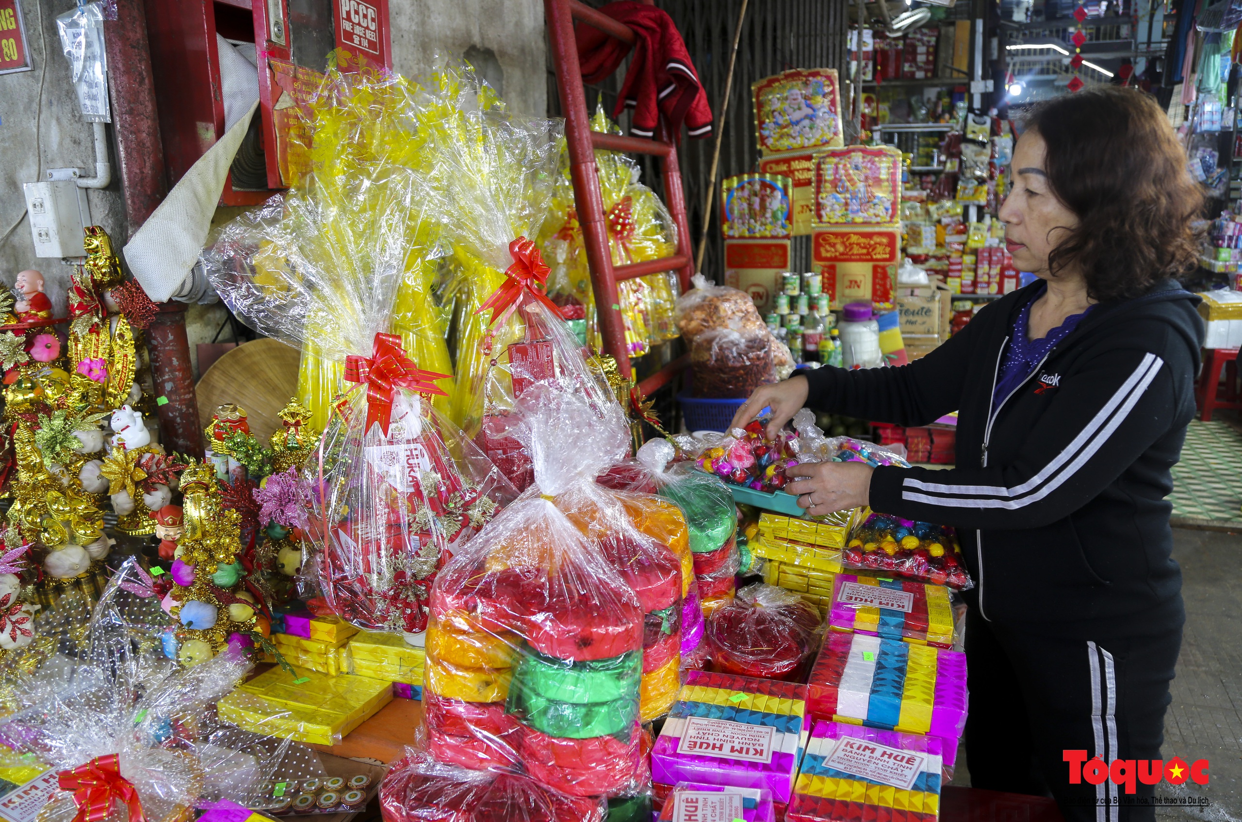 Hàng hóa Tết đa dạng, sức mua tại ngôi chợ nổi tiếng bậc nhất xứ Huế vẫn chưa cao - Ảnh 14.