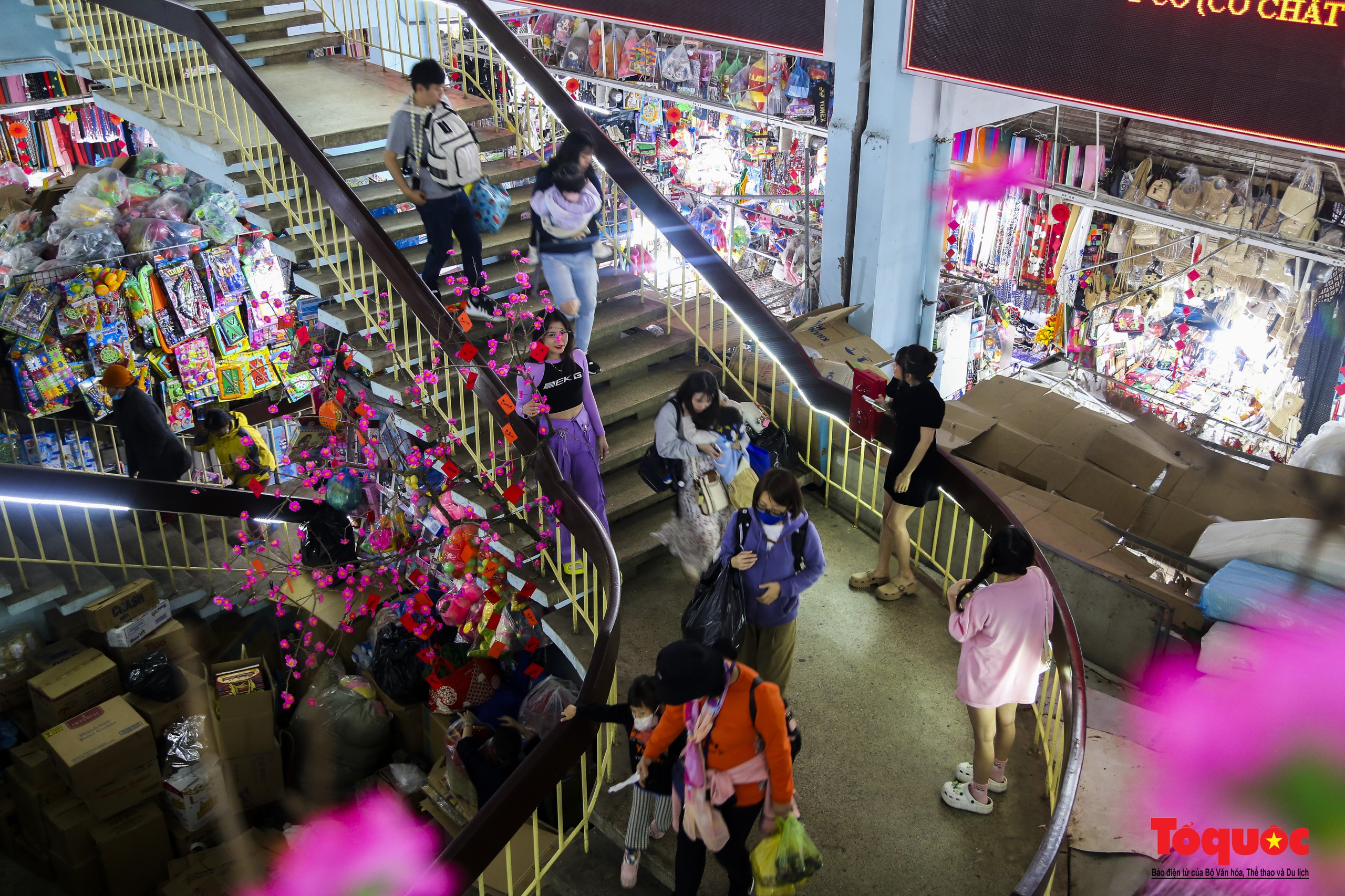 Hàng hóa Tết đa dạng, sức mua tại ngôi chợ nổi tiếng bậc nhất xứ Huế vẫn chưa cao - Ảnh 2.