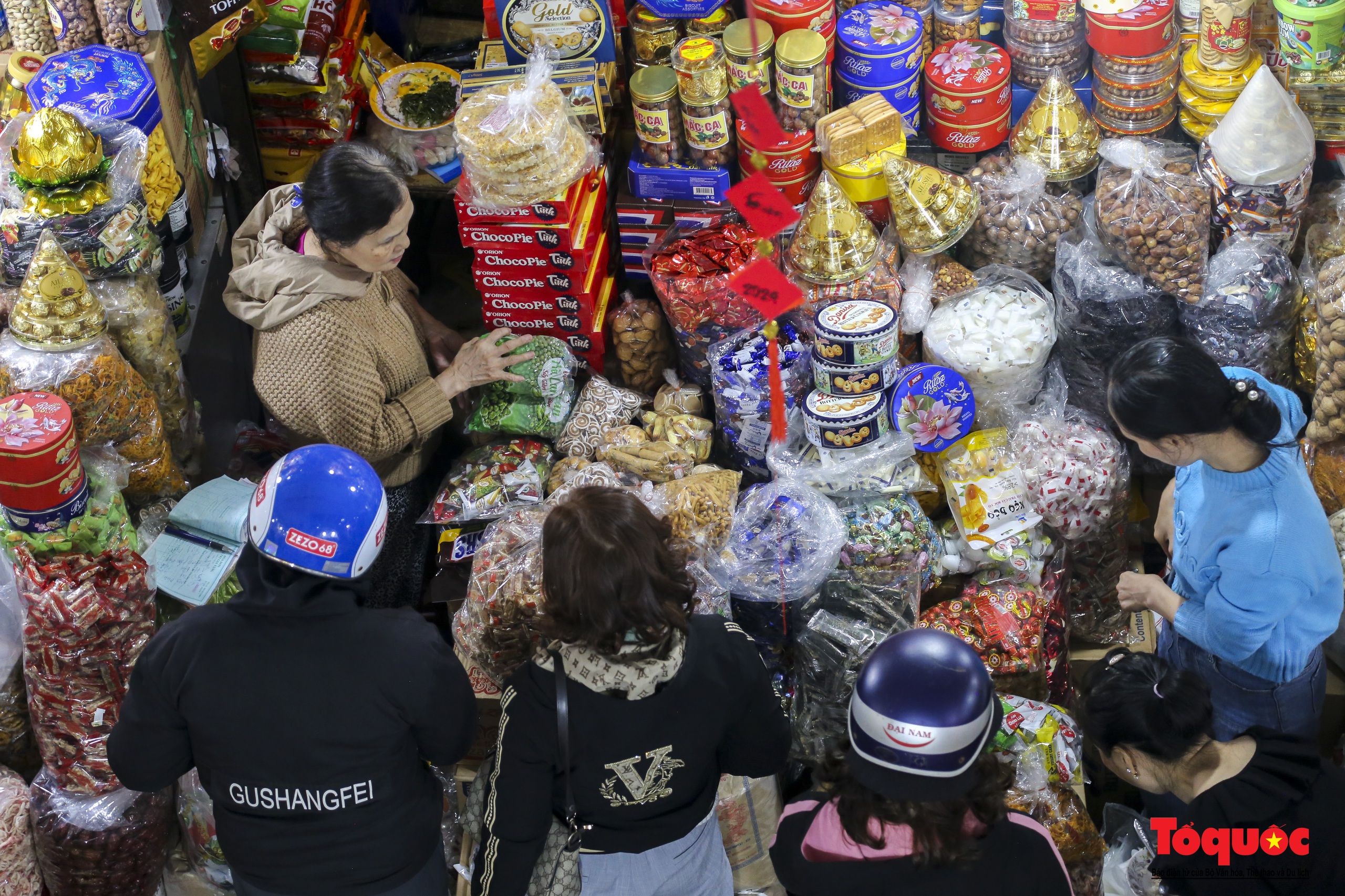 Hàng hóa Tết đa dạng, sức mua tại ngôi chợ nổi tiếng bậc nhất xứ Huế vẫn chưa cao - Ảnh 5.