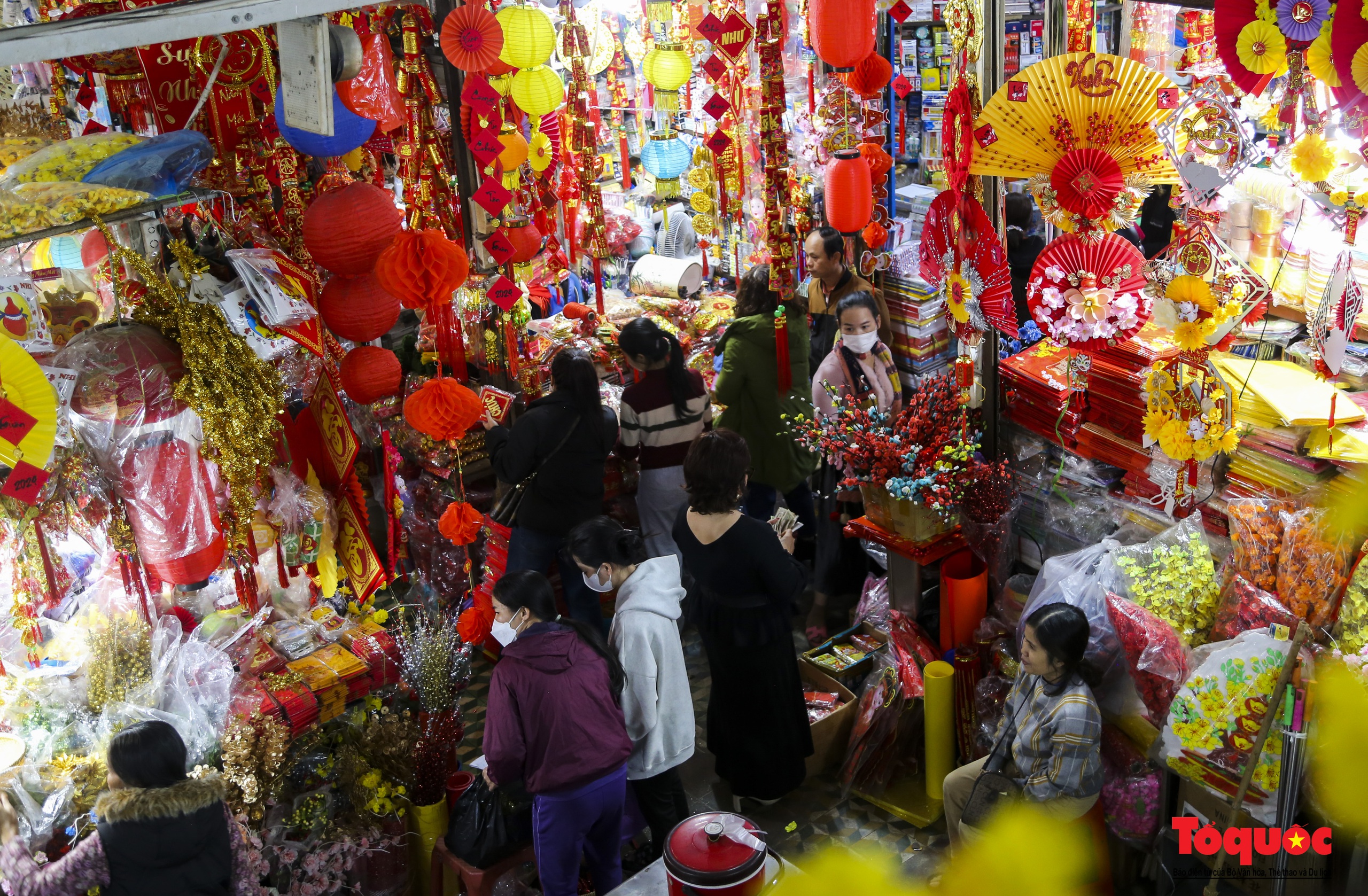 Hàng hóa Tết đa dạng, sức mua tại ngôi chợ nổi tiếng bậc nhất xứ Huế vẫn chưa cao - Ảnh 3.
