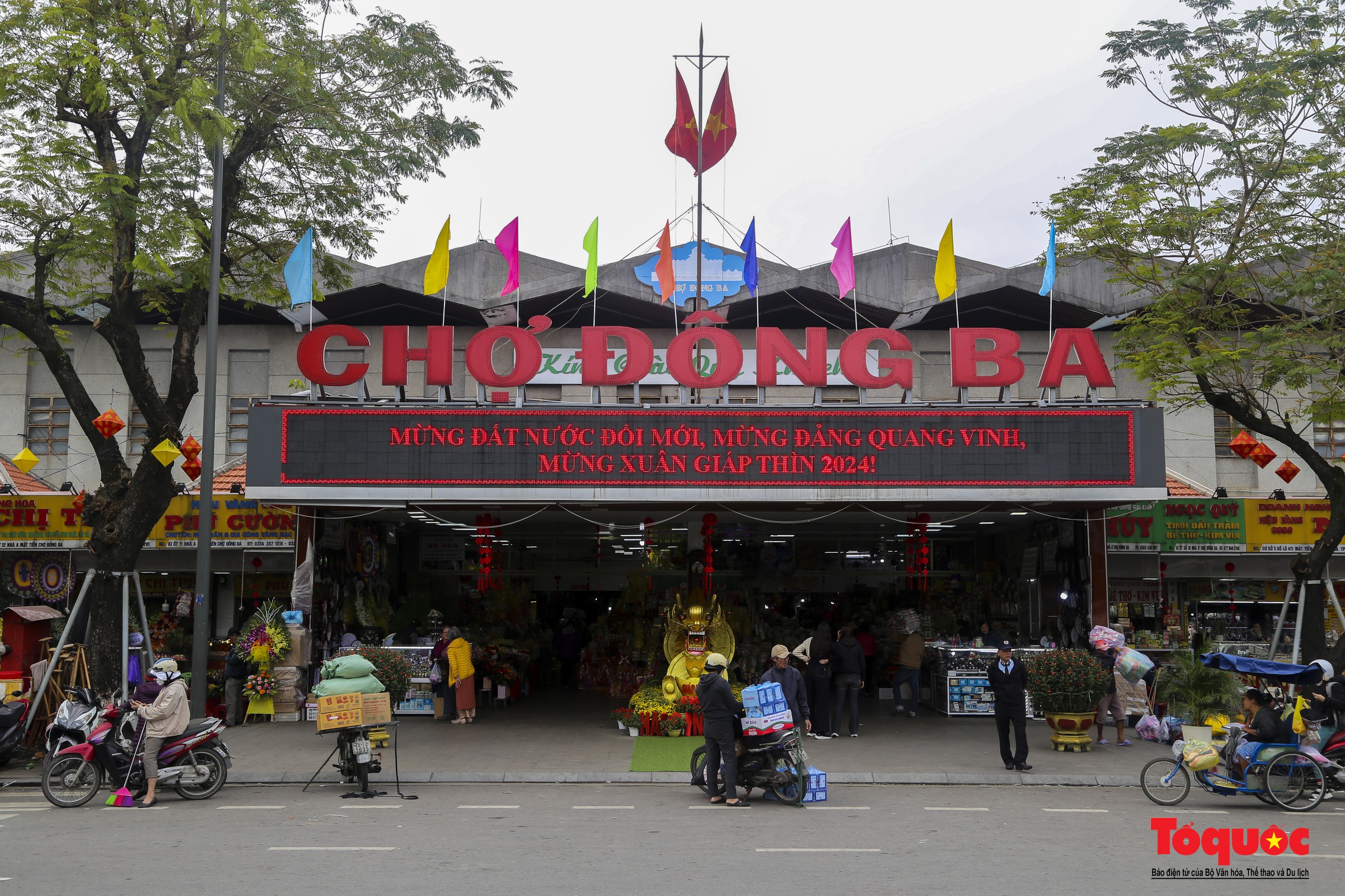 Hàng hóa Tết đa dạng, sức mua tại ngôi chợ nổi tiếng bậc nhất xứ Huế vẫn chưa cao - Ảnh 1.