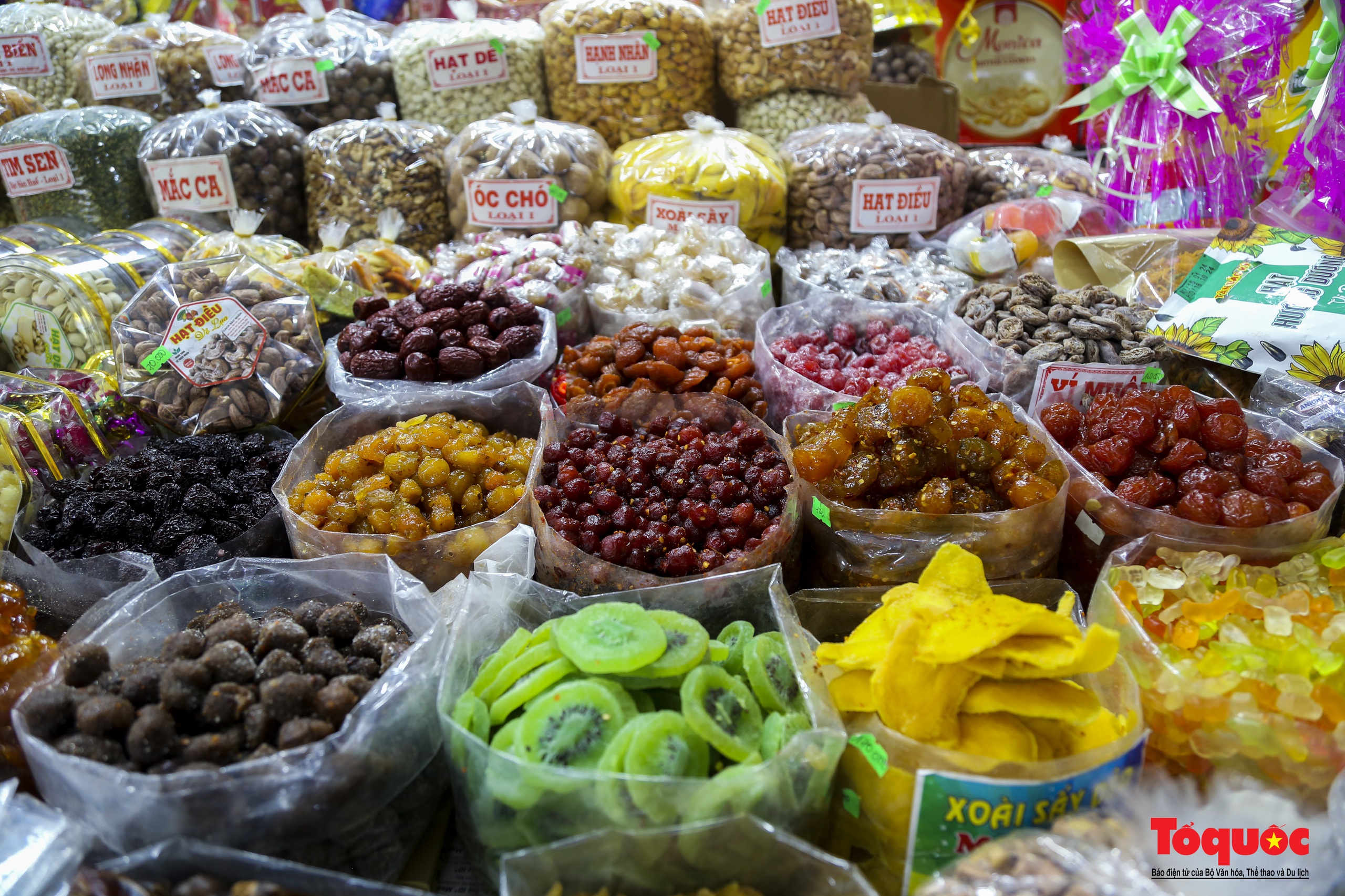 Hàng hóa Tết đa dạng, sức mua tại ngôi chợ nổi tiếng bậc nhất xứ Huế vẫn chưa cao - Ảnh 6.