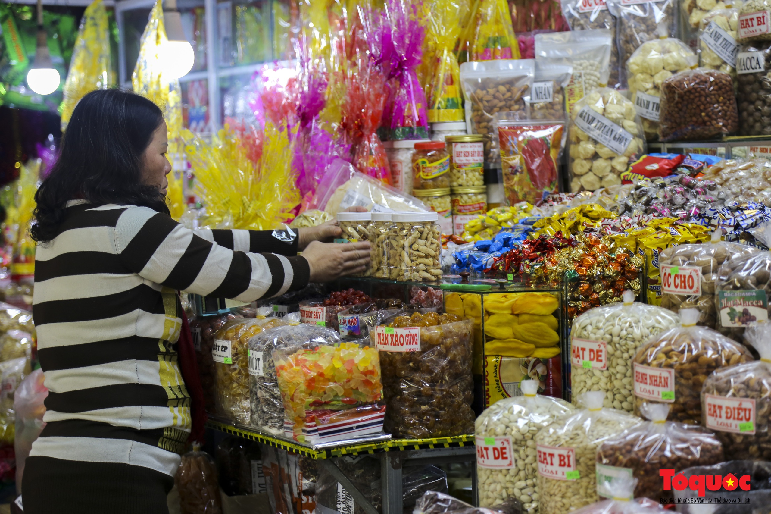 Hàng hóa Tết đa dạng, sức mua tại ngôi chợ nổi tiếng bậc nhất xứ Huế vẫn chưa cao - Ảnh 13.