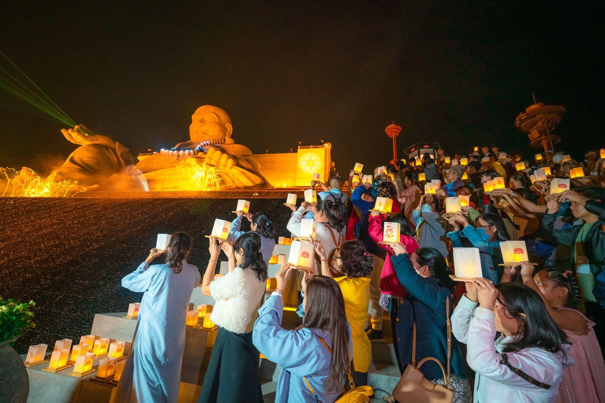 Hơn 20.000 ngọn đăng thắp sáng đỉnh núi Bà Đen trong Lễ An vị Tôn tượng Bồ Tát Di Lặc - Ảnh 3.