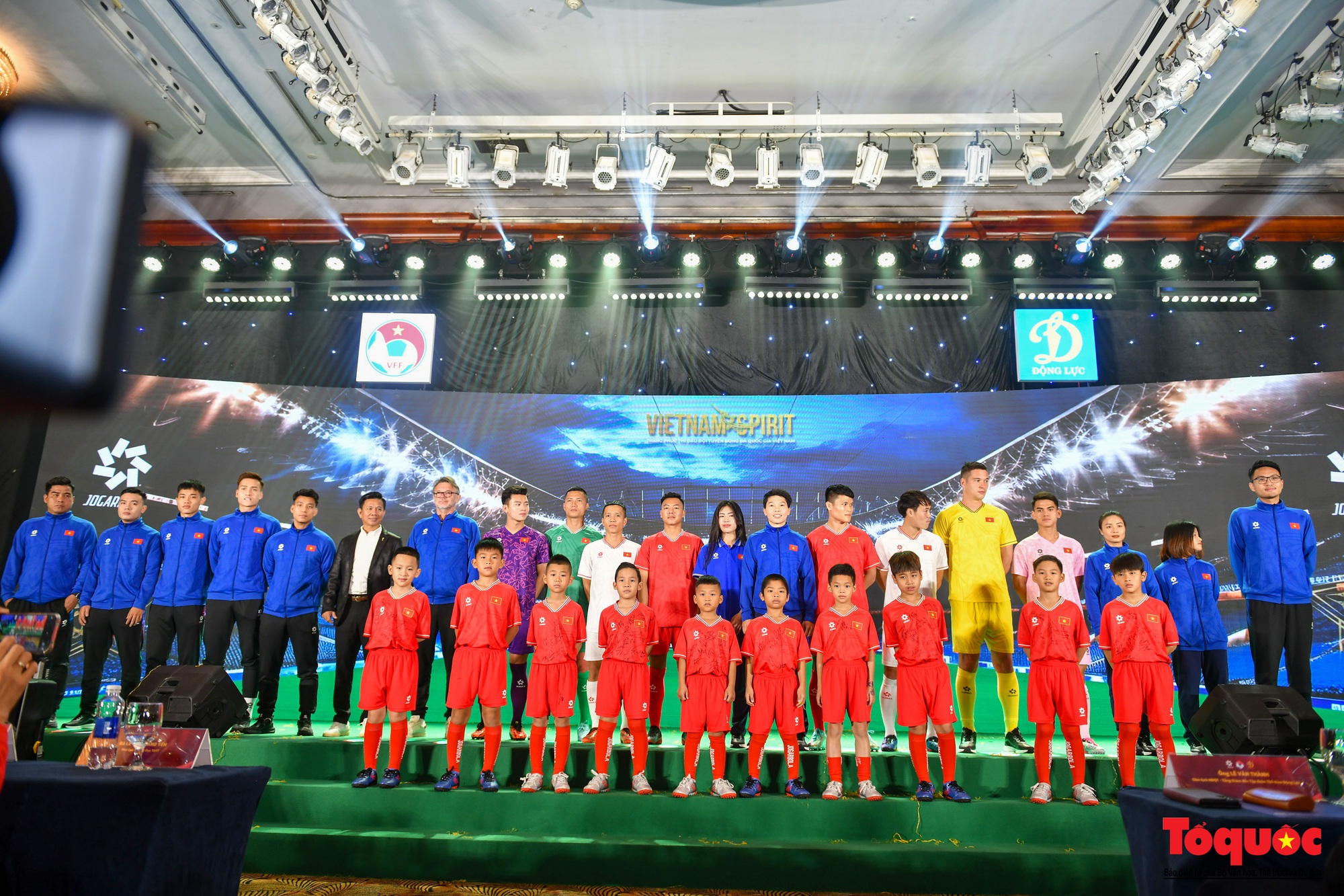 Ra mắt trang phục thi đấu mới của đội tuyển Việt Nam - Ảnh 2.