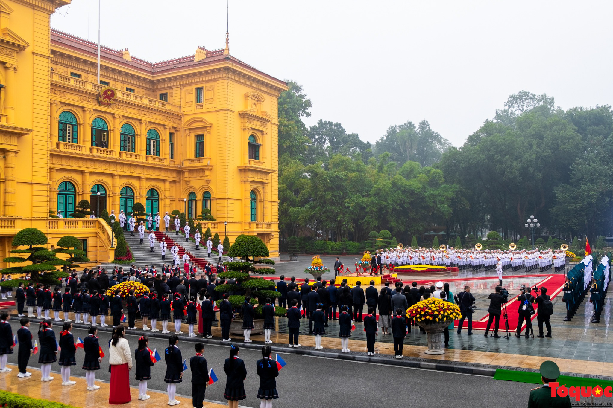 Chủ tịch nước Võ Văn Thưởng chủ trì lễ đón Tổng thống Philippines và Phu nhân thăm Việt Nam. - Ảnh 1.
