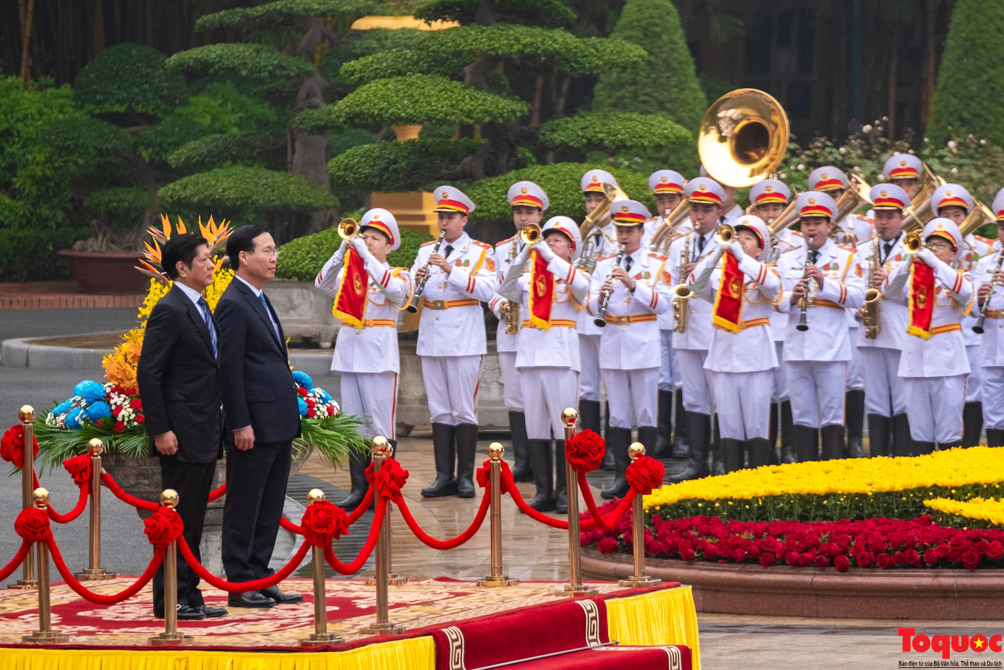 Chủ tịch nước Võ Văn Thưởng chủ trì lễ đón Tổng thống Philippines và Phu nhân thăm Việt Nam. - Ảnh 3.