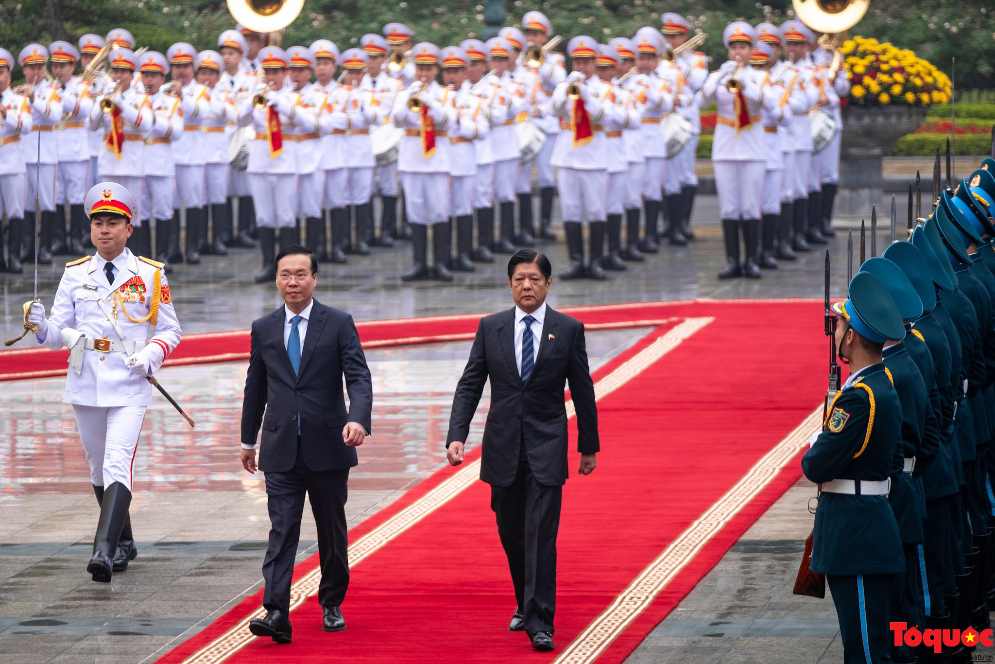 Chủ tịch nước Võ Văn Thưởng chủ trì lễ đón Tổng thống Philippines và Phu nhân thăm Việt Nam. - Ảnh 4.