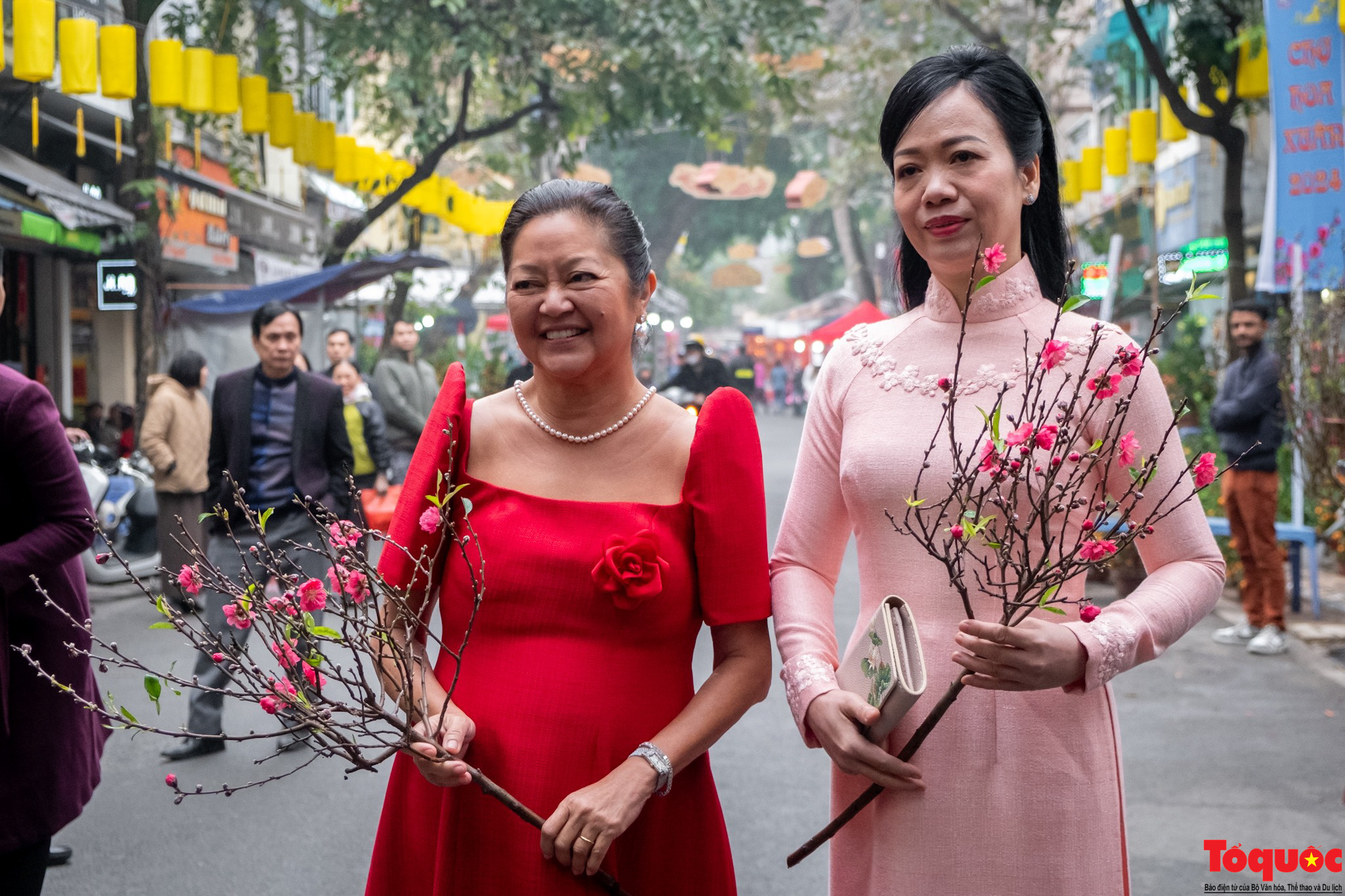 Phu nhân Chủ tịch nước Việt Nam và Phu nhân Tổng thống Philippines ghé thăm chợ hoa và trải nghiệm nghệ thuật Xòe Thái tại phố cổ Hà Nội - Ảnh 1.