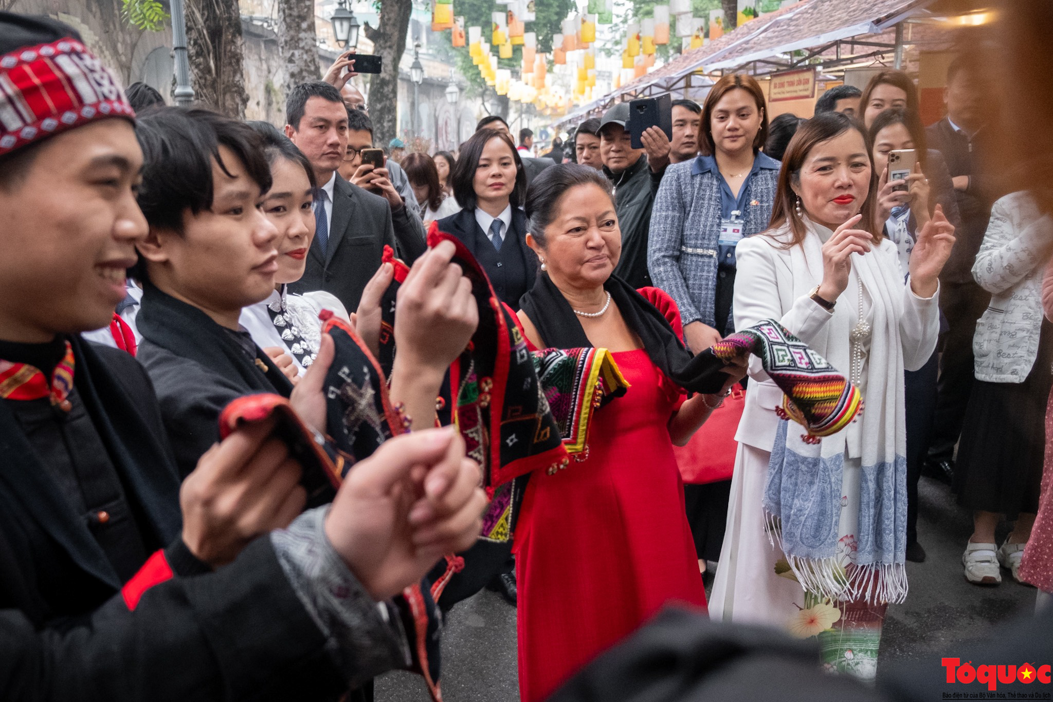 Phu nhân Chủ tịch nước Việt Nam và Phu nhân Tổng thống Philippines ghé thăm chợ hoa và trải nghiệm nghệ thuật Xòe Thái tại phố cổ Hà Nội - Ảnh 7.