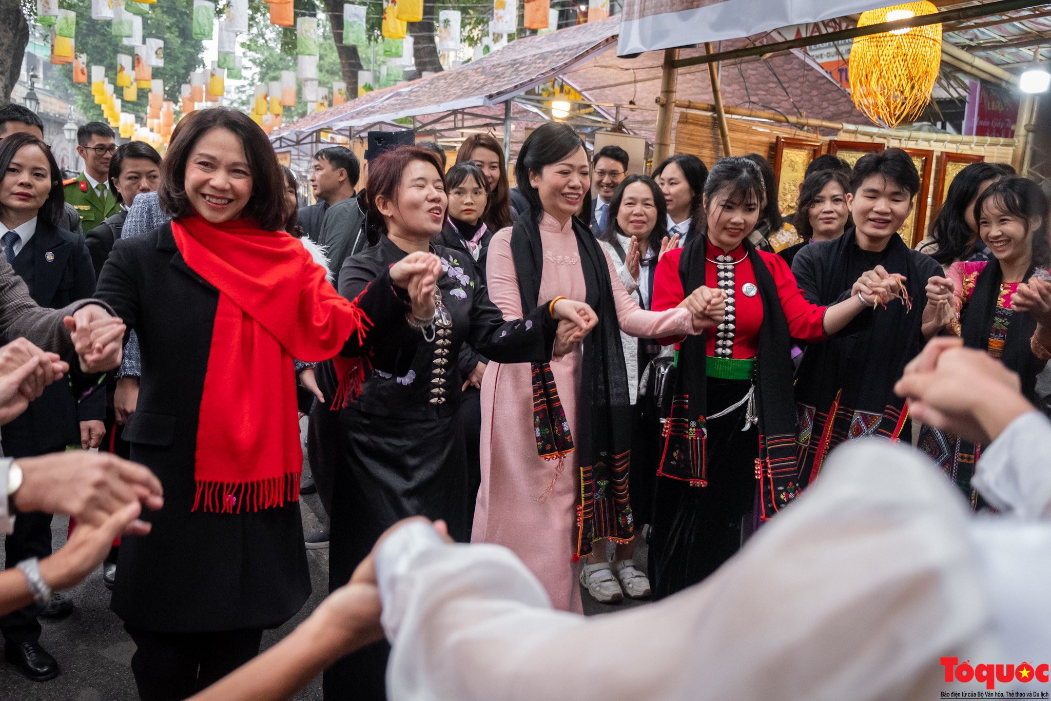 Phu nhân Chủ tịch nước Việt Nam và Phu nhân Tổng thống Philippines ghé thăm chợ hoa và trải nghiệm nghệ thuật Xòe Thái tại phố cổ Hà Nội - Ảnh 6.