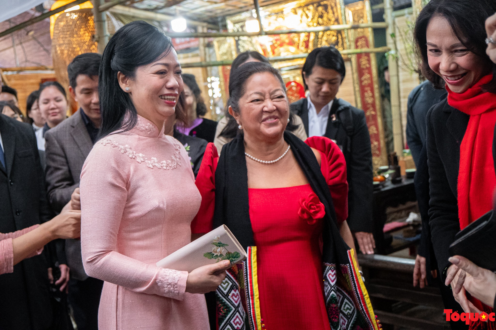Phu nhân Chủ tịch nước Việt Nam và Phu nhân Tổng thống Philippines ghé thăm chợ hoa và trải nghiệm nghệ thuật Xòe Thái tại phố cổ Hà Nội - Ảnh 12.