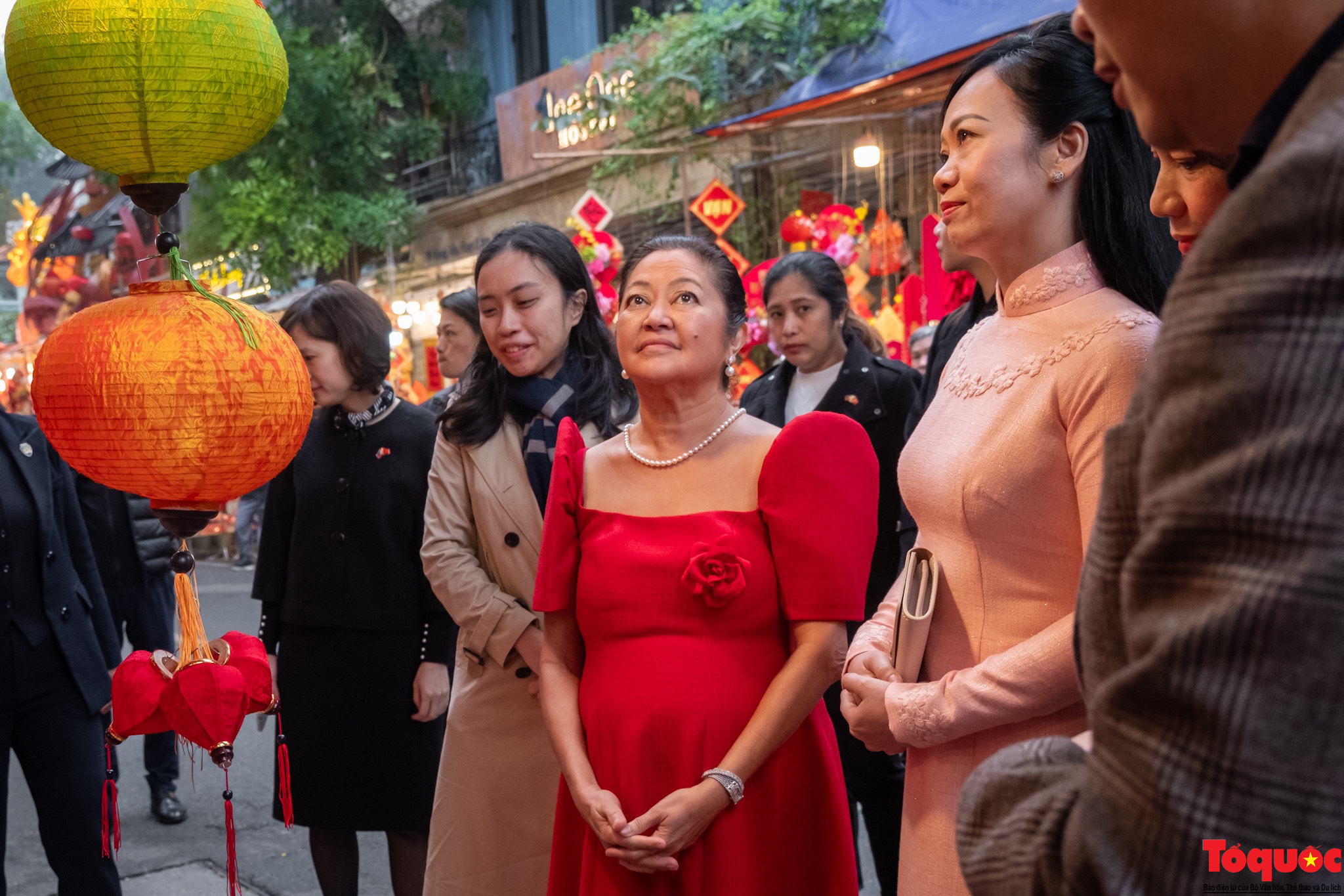 Phu nhân Chủ tịch nước Việt Nam và Phu nhân Tổng thống Philippines ghé thăm chợ hoa và trải nghiệm nghệ thuật Xòe Thái tại phố cổ Hà Nội - Ảnh 2.