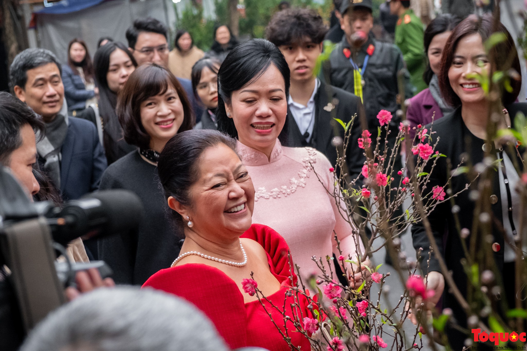 Phu nhân Chủ tịch nước Việt Nam và Phu nhân Tổng thống Philippines ghé thăm chợ hoa và trải nghiệm nghệ thuật Xòe Thái tại phố cổ Hà Nội - Ảnh 4.