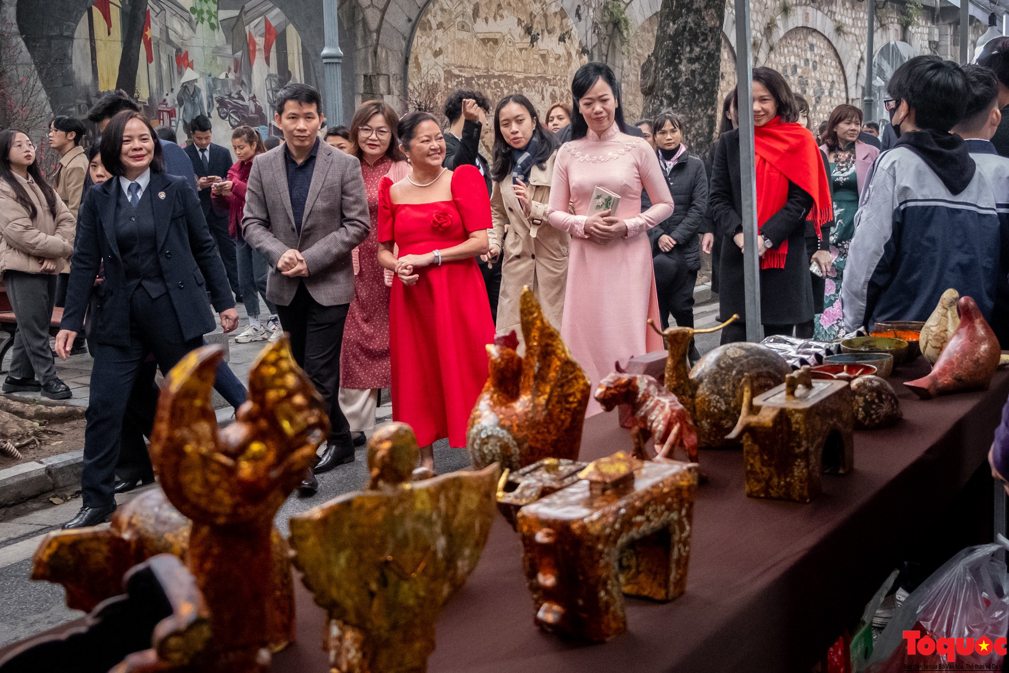 Phu nhân Chủ tịch nước Việt Nam và Phu nhân Tổng thống Philippines ghé thăm chợ hoa và trải nghiệm nghệ thuật Xòe Thái tại phố cổ Hà Nội - Ảnh 8.