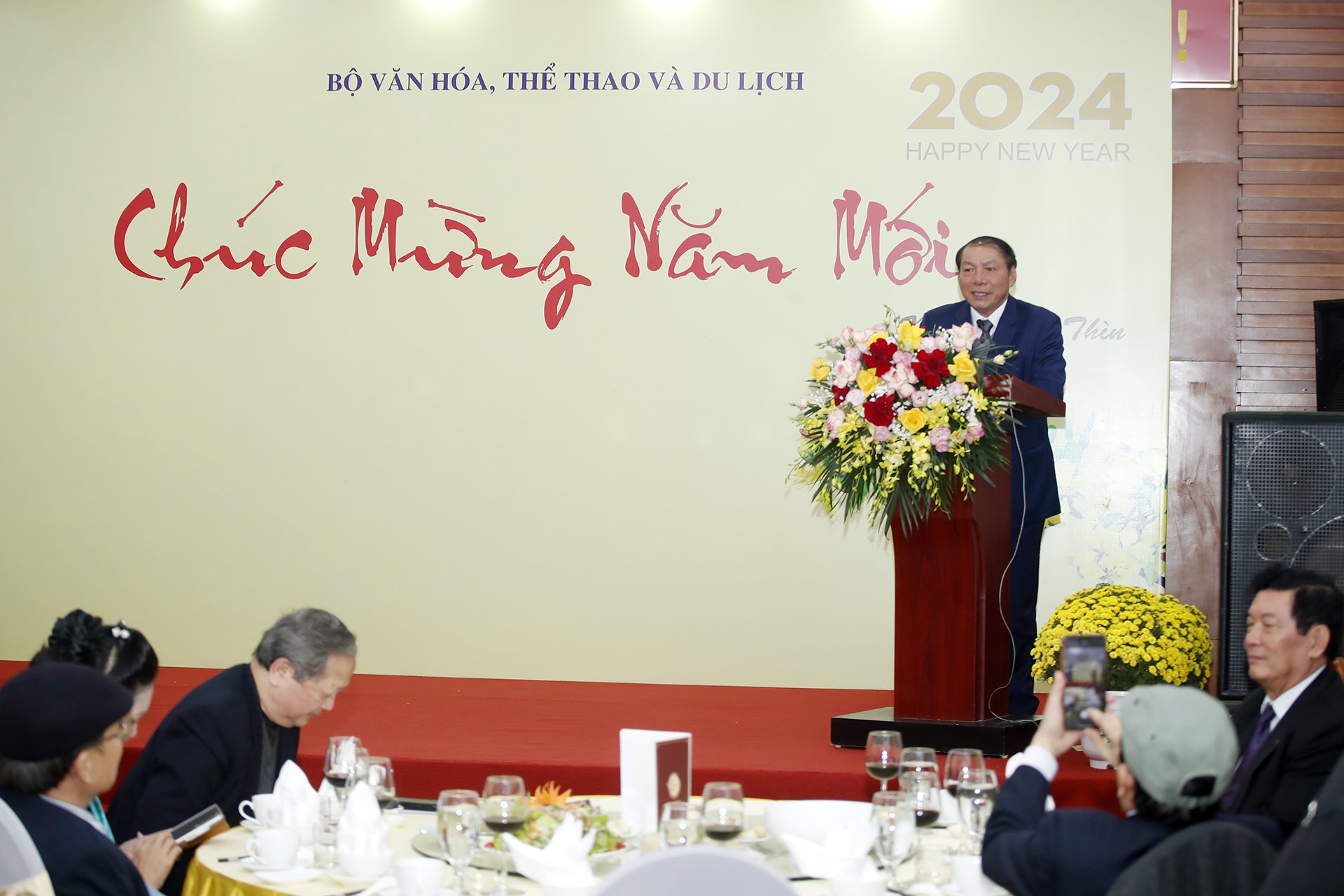 Bộ trưởng Nguyễn Văn Hùng gặp mặt, chúc Tết lãnh đạo Bộ VHTTDL qua các thời kỳ - Ảnh 1.