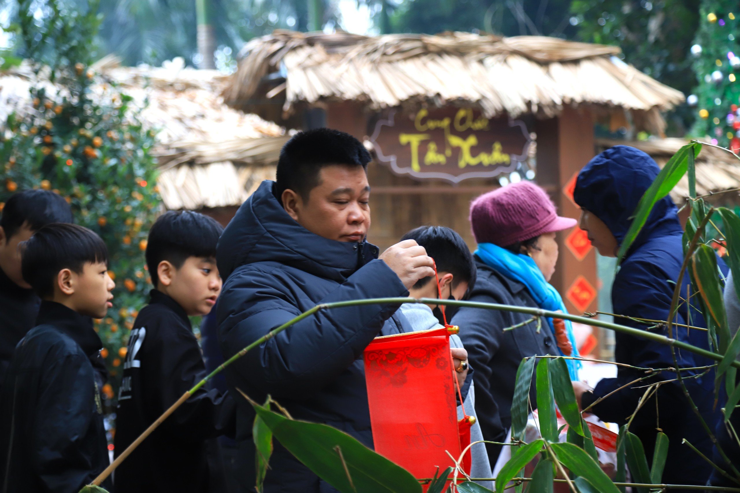 Cây nêu truyền thống được treo chuông, khánh, trầu cau, cành đa, lá dứa, đèn lồng,... ngày nay có nơi còn treo bao lì xì, câu đối