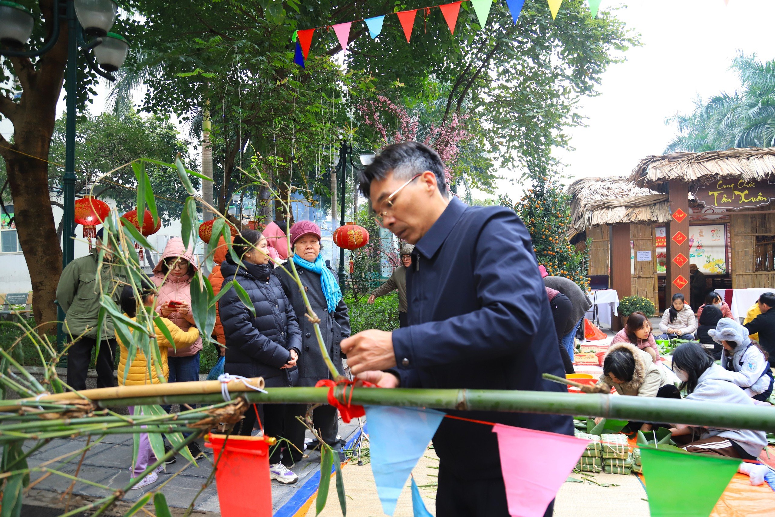 Ngày nay, người ta không chỉ dùng tre mà còn dùng trúc, luồng, bương, nứa, hoặc những cây phù hợp. Cây nêu truyền thống được treo chuông, khánh, trầu cau, cành đa, lá dứa, đèn lồng,... ngày nay có nơi còn treo bao lì xì, tiền thật trong đó nữa.