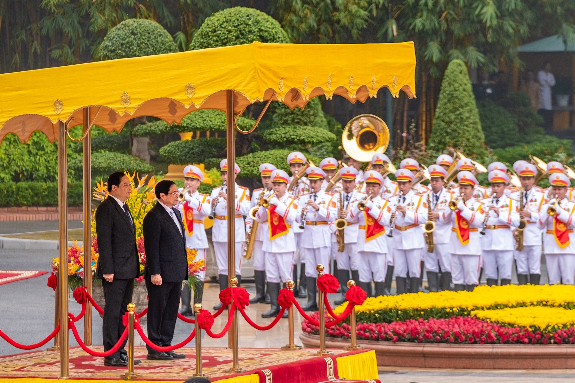 Thủ tướng Phạm Minh Chính chủ trì lễ đón trong chuyến thăm Việt Nam của Thủ tướng Lào. - Ảnh 1.