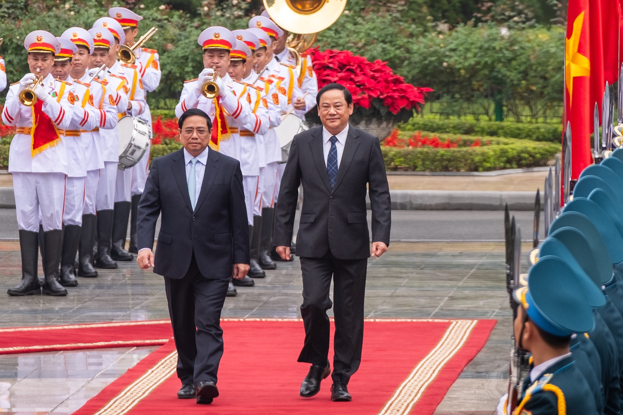 Thủ tướng Phạm Minh Chính chủ trì lễ đón trong chuyến thăm Việt Nam của Thủ tướng Lào. - Ảnh 2.