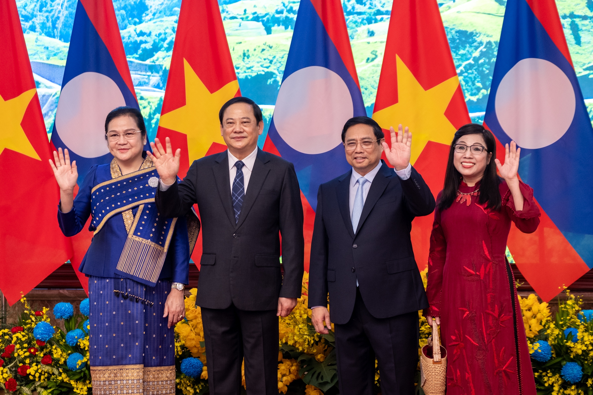 Thủ tướng Phạm Minh Chính chủ trì lễ đón trong chuyến thăm Việt Nam của Thủ tướng Lào. - Ảnh 4.