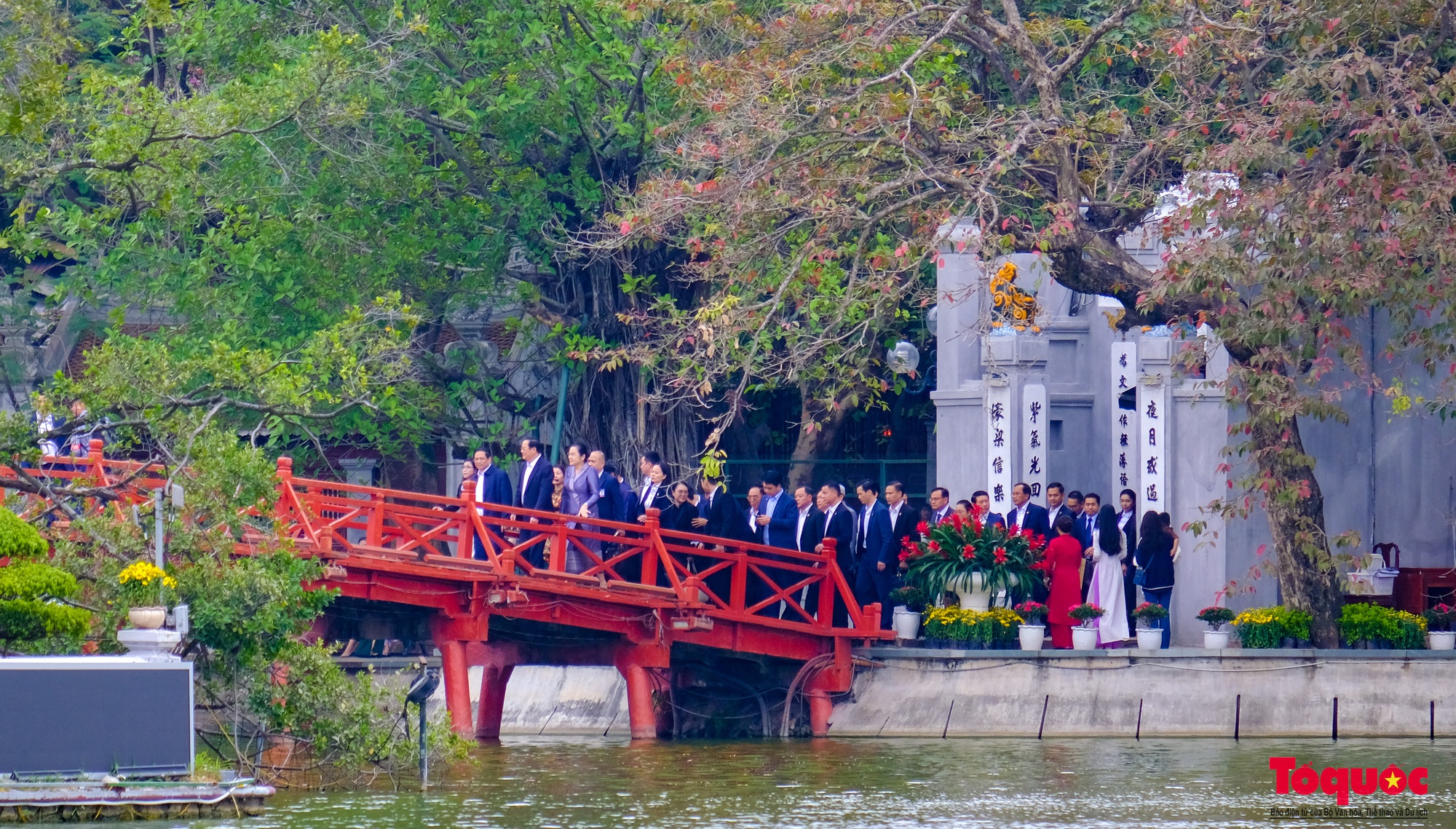 Thủ tướng Việt Nam và Lào cùng hai Phu nhân thăm đền Ngọc Sơn, dạo phố đi bộ Hồ Hoàn Kiếm - Ảnh 7.