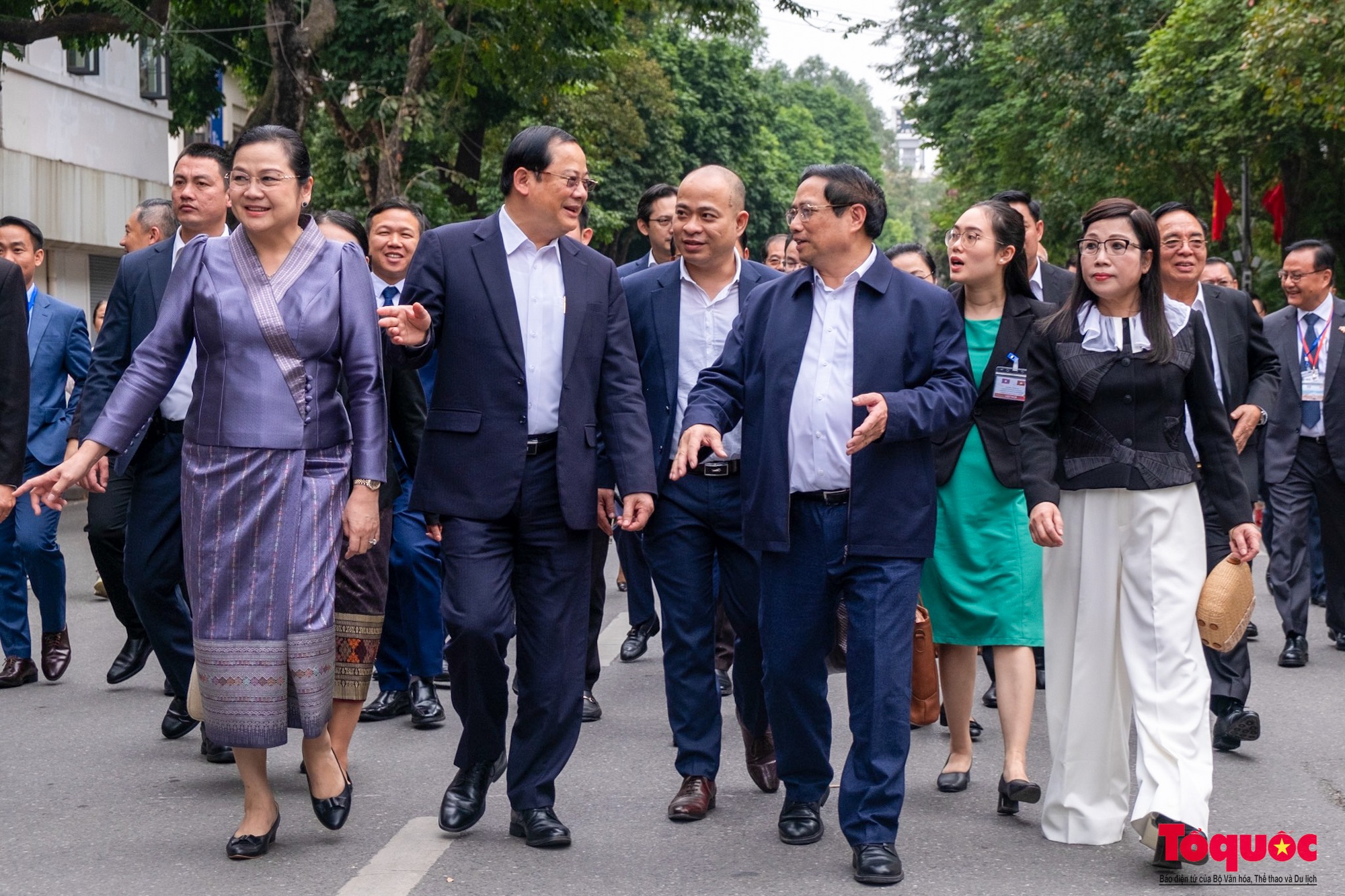 Thủ tướng Việt Nam và Lào cùng hai Phu nhân thăm đền Ngọc Sơn, dạo phố đi bộ Hồ Hoàn Kiếm - Ảnh 2.