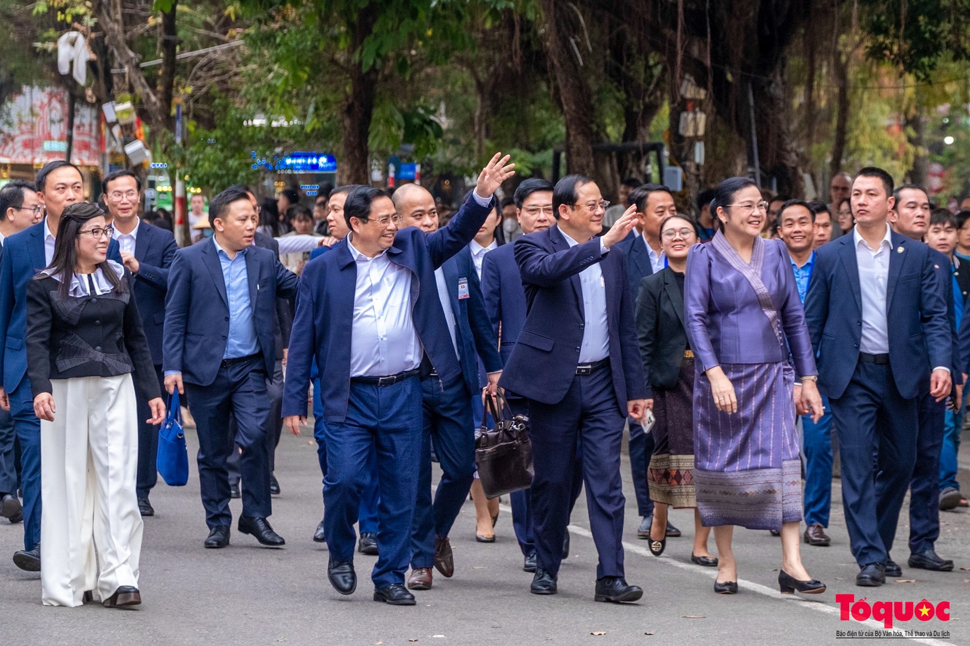 Thủ tướng Việt Nam và Lào cùng hai Phu nhân thăm đền Ngọc Sơn, dạo phố đi bộ Hồ Hoàn Kiếm - Ảnh 3.