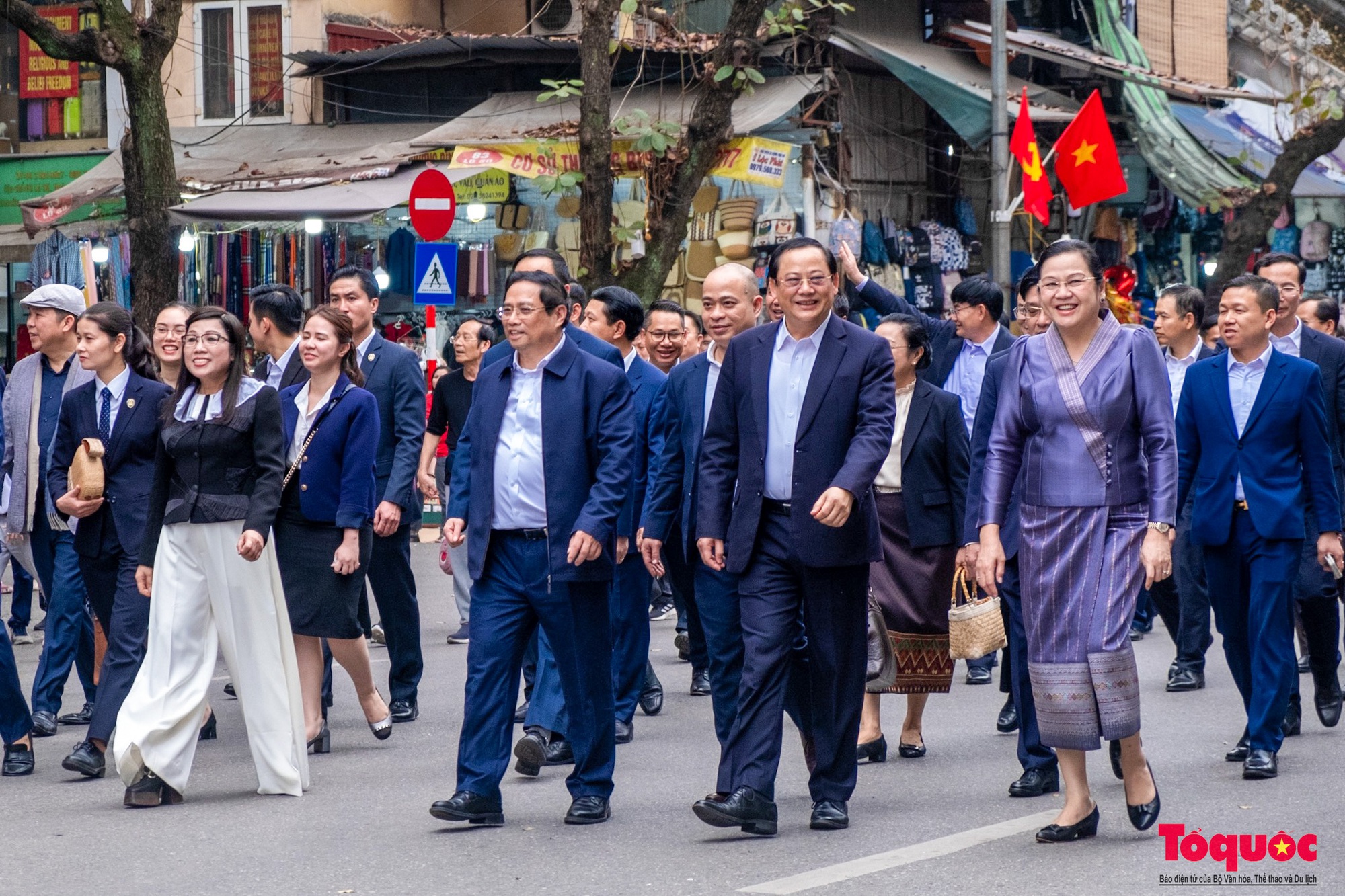 Thủ tướng Việt Nam và Lào cùng hai Phu nhân thăm đền Ngọc Sơn, dạo phố đi bộ Hồ Hoàn Kiếm - Ảnh 1.
