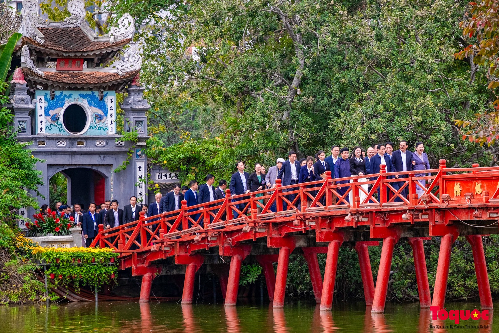 Thủ tướng Việt Nam và Lào cùng hai Phu nhân thăm đền Ngọc Sơn, dạo phố đi bộ Hồ Hoàn Kiếm - Ảnh 13.