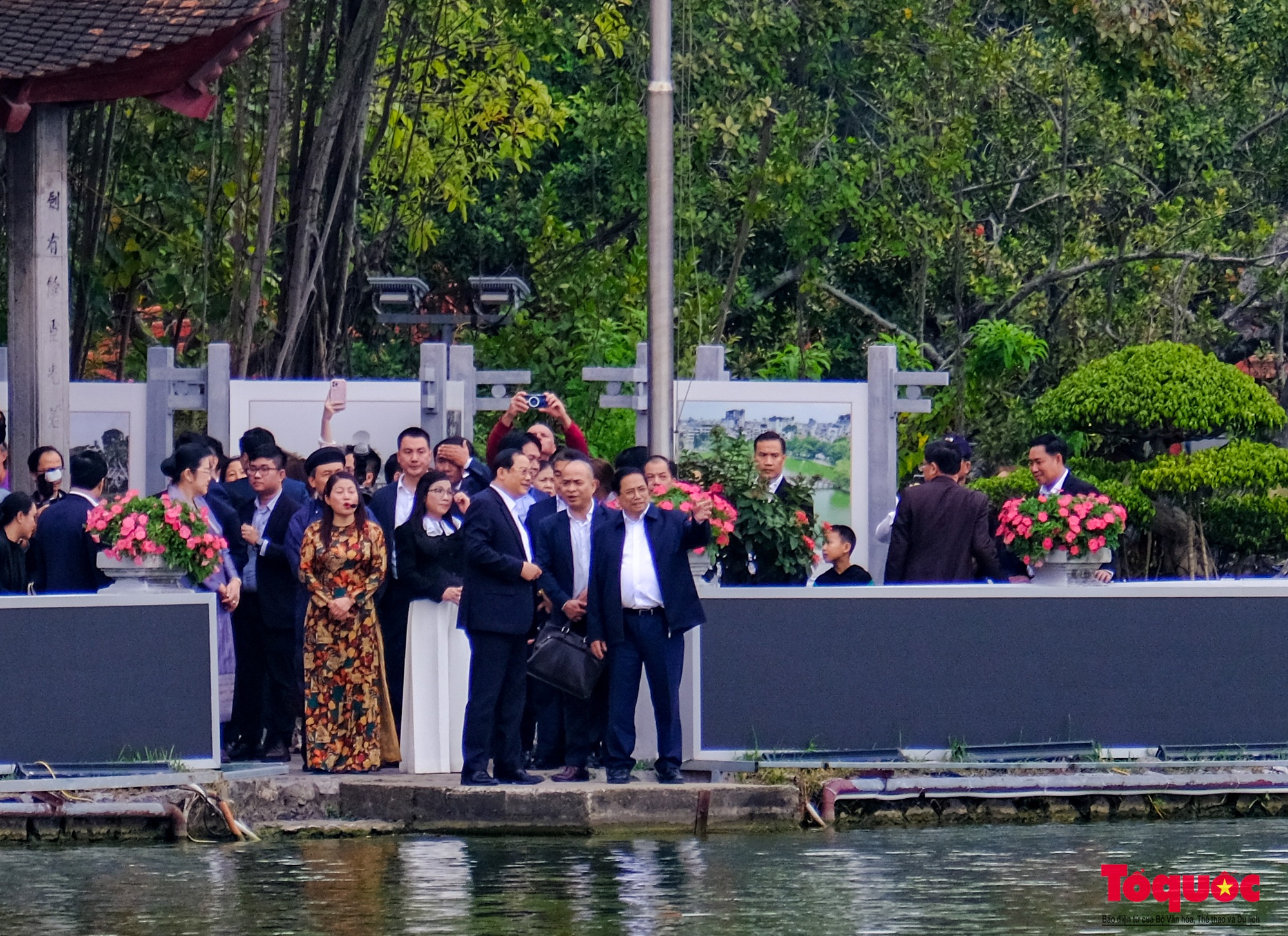 Thủ tướng Việt Nam và Lào cùng hai Phu nhân thăm đền Ngọc Sơn, dạo phố đi bộ Hồ Hoàn Kiếm - Ảnh 12.