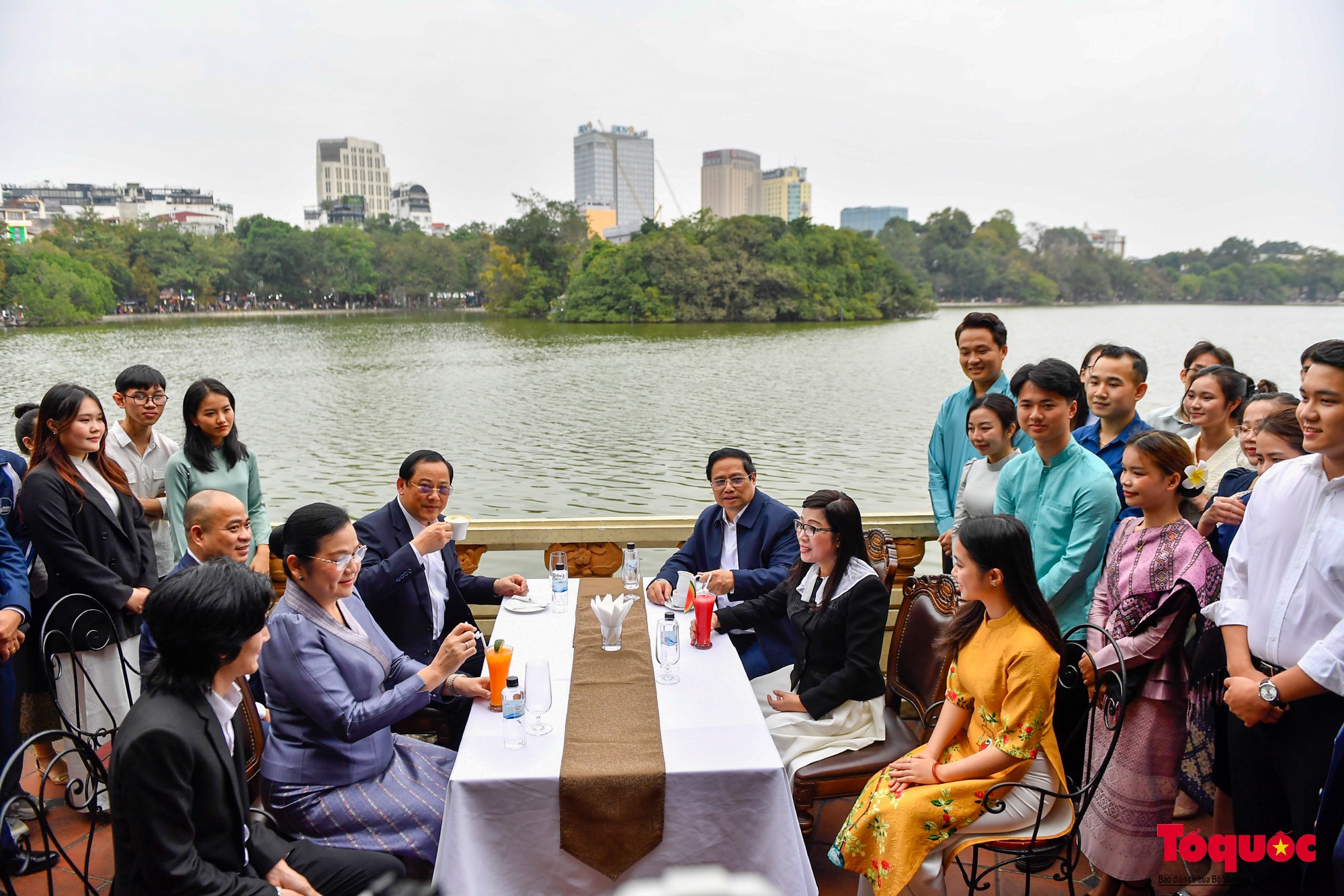 Thủ tướng Việt Nam và Lào cùng hai Phu nhân thăm đền Ngọc Sơn, dạo phố đi bộ Hồ Hoàn Kiếm - Ảnh 17.