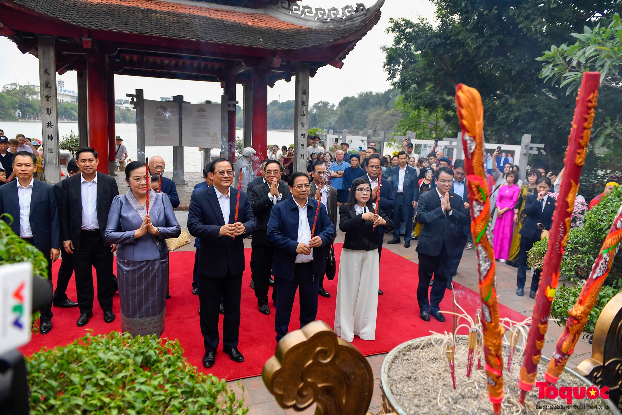 Thủ tướng Việt Nam và Lào cùng hai Phu nhân thăm đền Ngọc Sơn, dạo phố đi bộ Hồ Hoàn Kiếm - Ảnh 9.