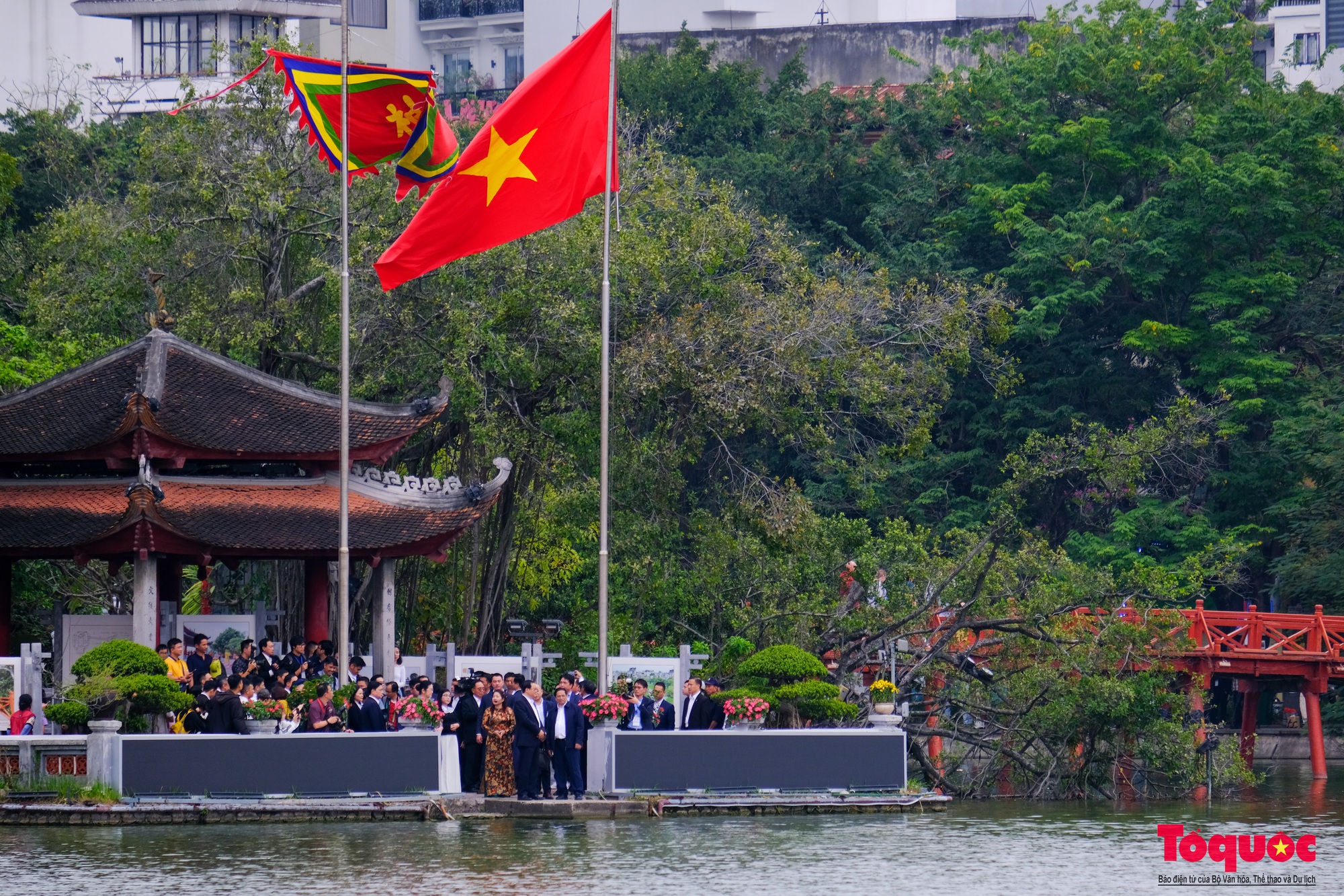 Thủ tướng Việt Nam và Lào cùng hai Phu nhân thăm đền Ngọc Sơn, dạo phố đi bộ Hồ Hoàn Kiếm - Ảnh 11.