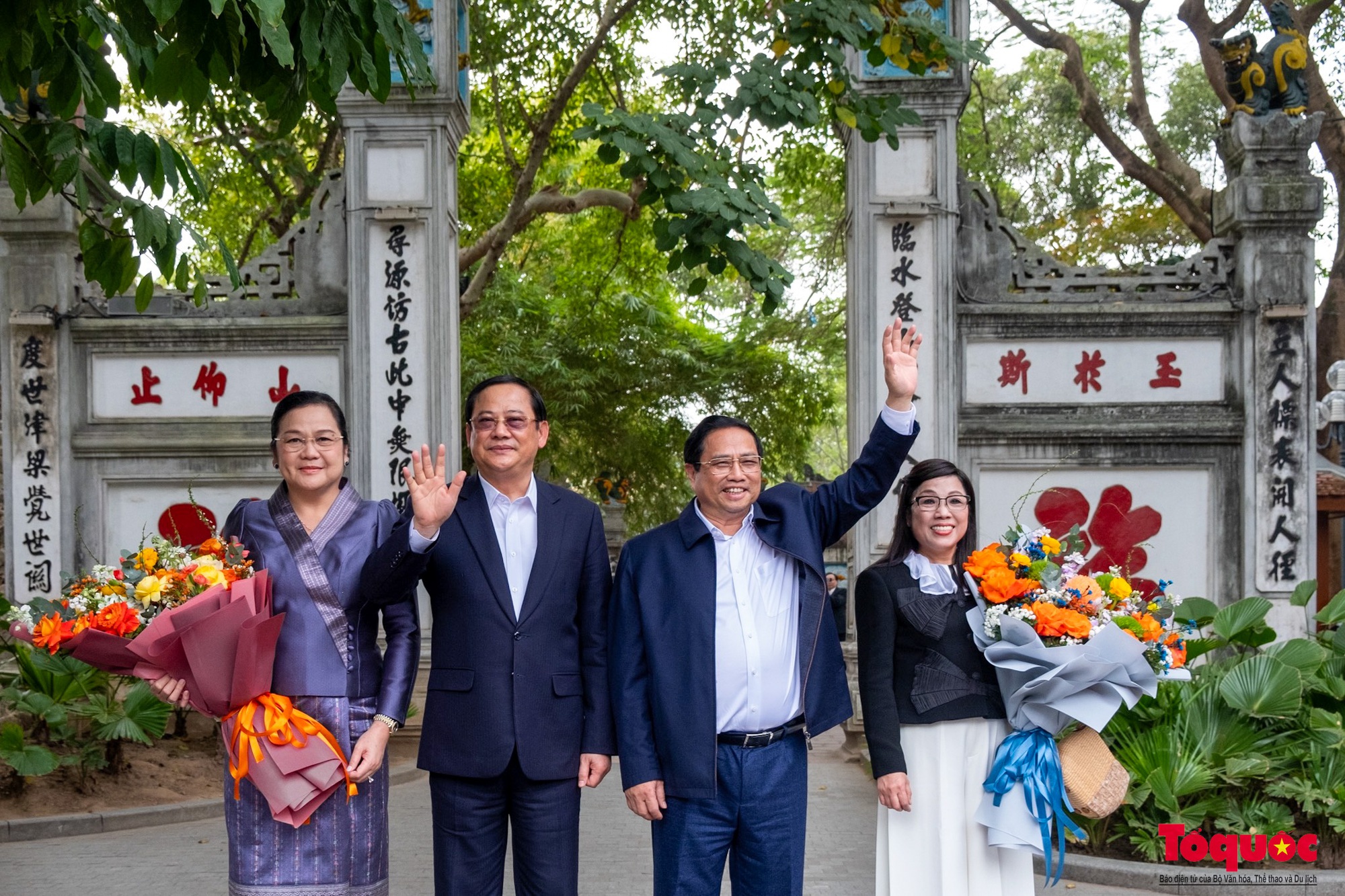 Thủ tướng Việt Nam và Lào cùng hai Phu nhân thăm đền Ngọc Sơn, dạo phố đi bộ Hồ Hoàn Kiếm - Ảnh 14.
