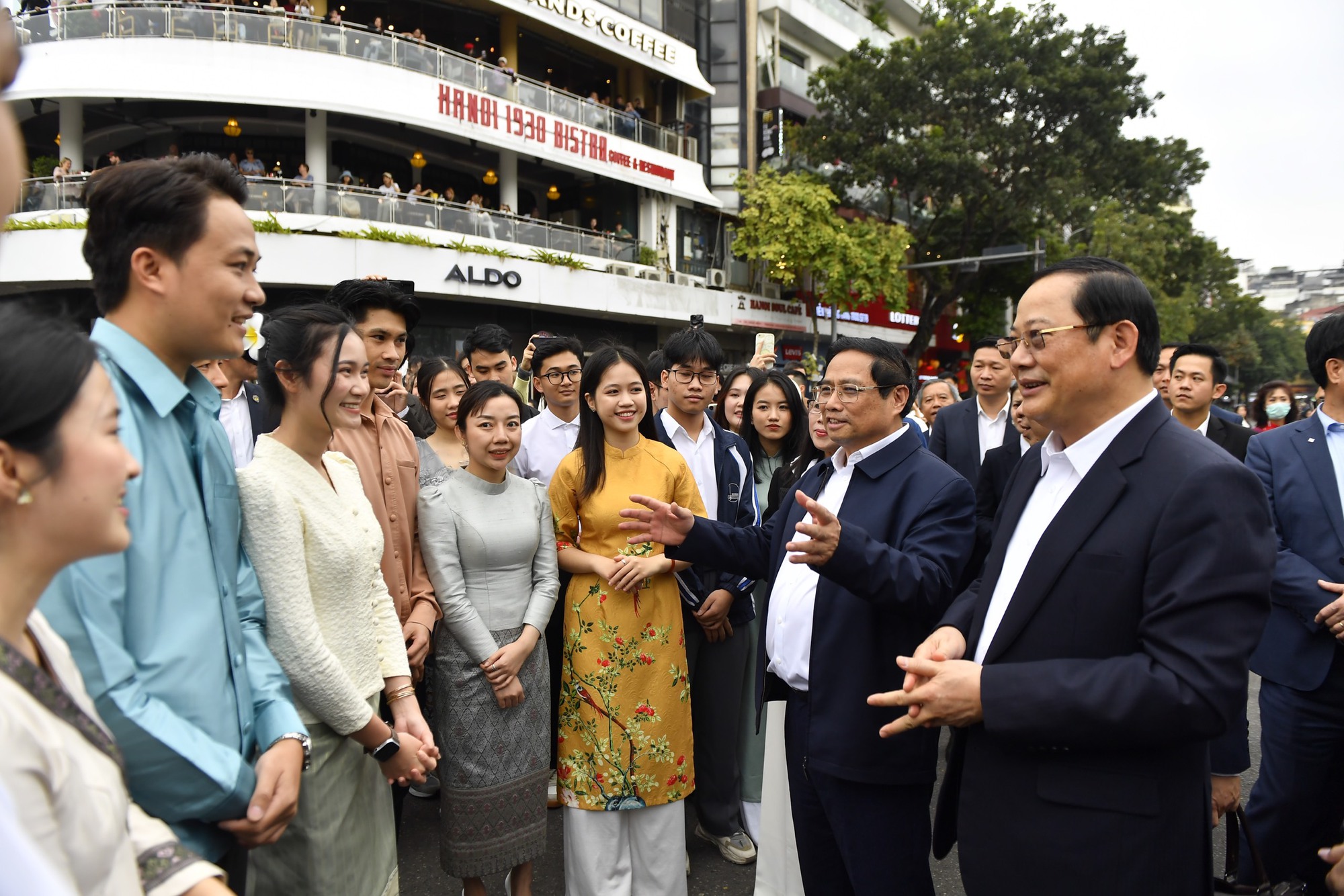 Thủ tướng Việt Nam và Lào cùng hai Phu nhân thăm đền Ngọc Sơn, dạo phố đi bộ Hồ Hoàn Kiếm - Ảnh 14.
