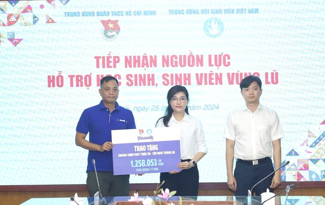 Chương trình “Vượt thiên tai – tiếp bước tương lai” của Vinamilk vượt cam kết 1,2 triệu sản phẩm cho học sinh vùng bão lũ - Ảnh 1.