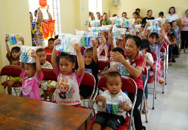 Chương trình “Vượt thiên tai – tiếp bước tương lai” của Vinamilk vượt cam kết 1,2 triệu sản phẩm cho học sinh vùng bão lũ - Ảnh 6.