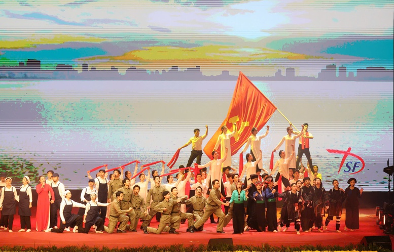 Thủ đô ngàn năm văn hiến và anh hùng - nơi hội tụ, kết tinh và tỏa sáng những giá trị cao quý của dân tộc - Ảnh 3. Thủ đô ngàn năm văn hiến và anh hùng - nơi hội tụ, kết tinh và tỏa sáng những giá trị cao quý của dân tộc - Ảnh 3.