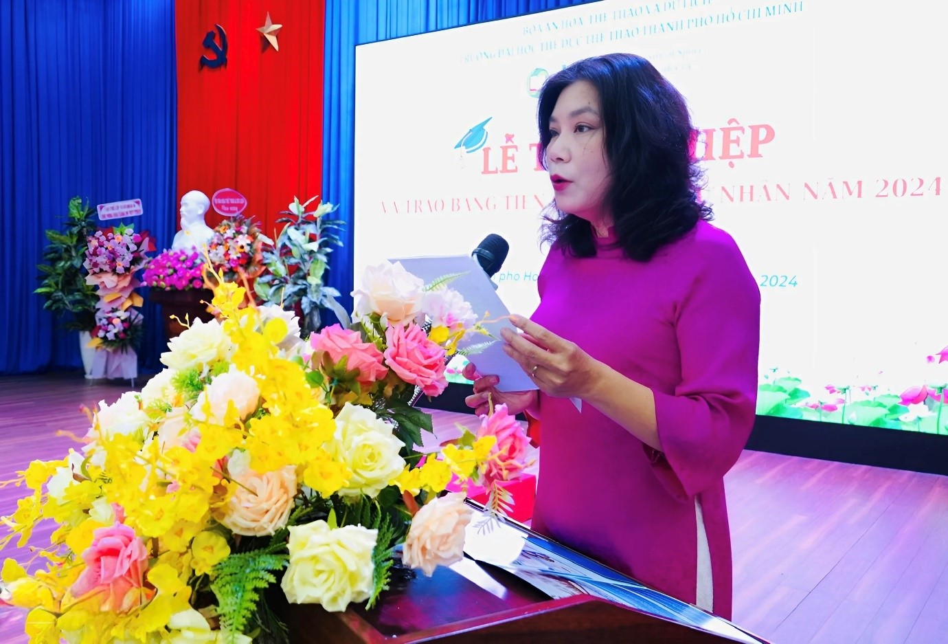 ہو چی منہ سٹی یونیورسٹی آف اسپورٹس نے گریجویشن کی تقریب کا انعقاد کیا اور 2024 میں ڈاکٹریٹ، ماسٹرز اور بیچلر کی ڈگریوں سے نوازا - تصویر 2۔ Trường Đại học TDTT TP.HCM tổ chức Lễ tốt nghiệp và trao bằng Tiến sĩ, Thạc sĩ và Cử nhân năm 2024 - Ảnh 2.