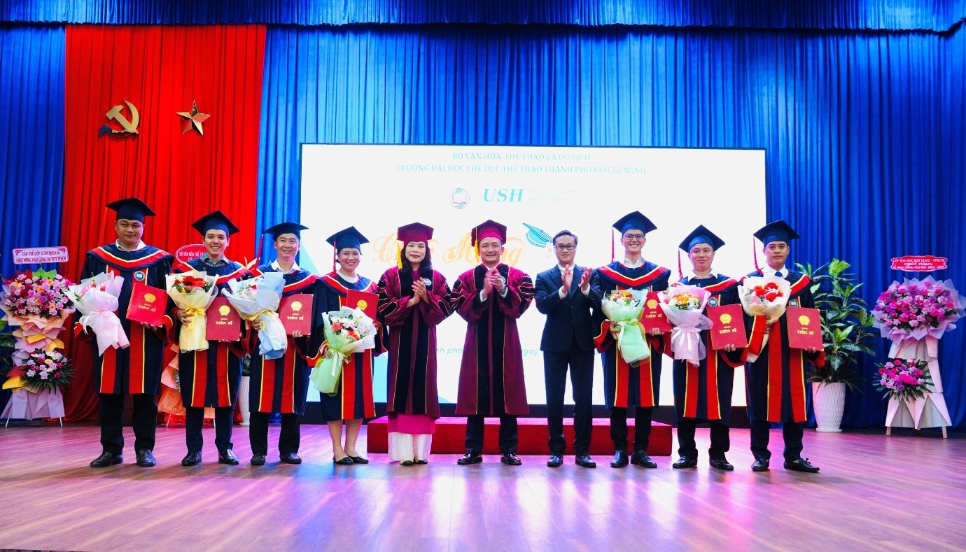 ہو چی منہ سٹی یونیورسٹی آف اسپورٹس نے گریجویشن کی تقریب کا انعقاد کیا اور 2024 میں ڈاکٹریٹ، ماسٹرز اور بیچلر کی ڈگریوں سے نوازا - تصویر 1۔ Trường Đại học TDTT TP.HCM tổ chức Lễ tốt nghiệp và trao bằng Tiến sĩ, Thạc sĩ và Cử nhân năm 2024 - Ảnh 1.