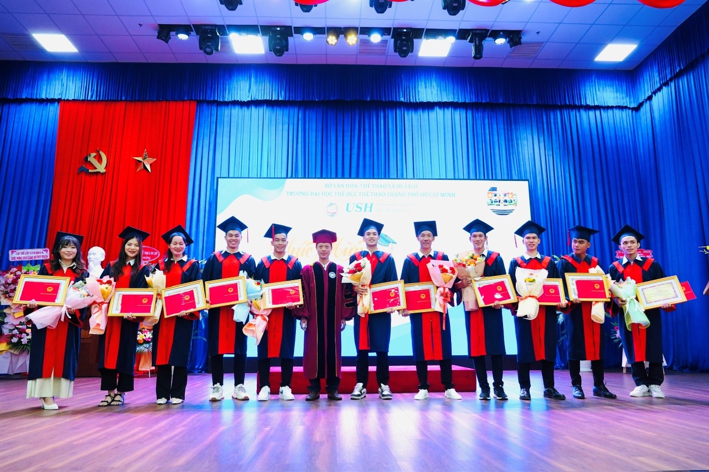ہو چی منہ سٹی یونیورسٹی آف اسپورٹس نے گریجویشن کی تقریب کا انعقاد کیا اور 2024 میں ڈاکٹریٹ، ماسٹرز اور بیچلر کی ڈگریوں سے نوازا - تصویر 4۔ Trường Đại học TDTT TP.HCM tổ chức Lễ tốt nghiệp và trao bằng Tiến sĩ, Thạc sĩ và Cử nhân năm 2024 - Ảnh 4.