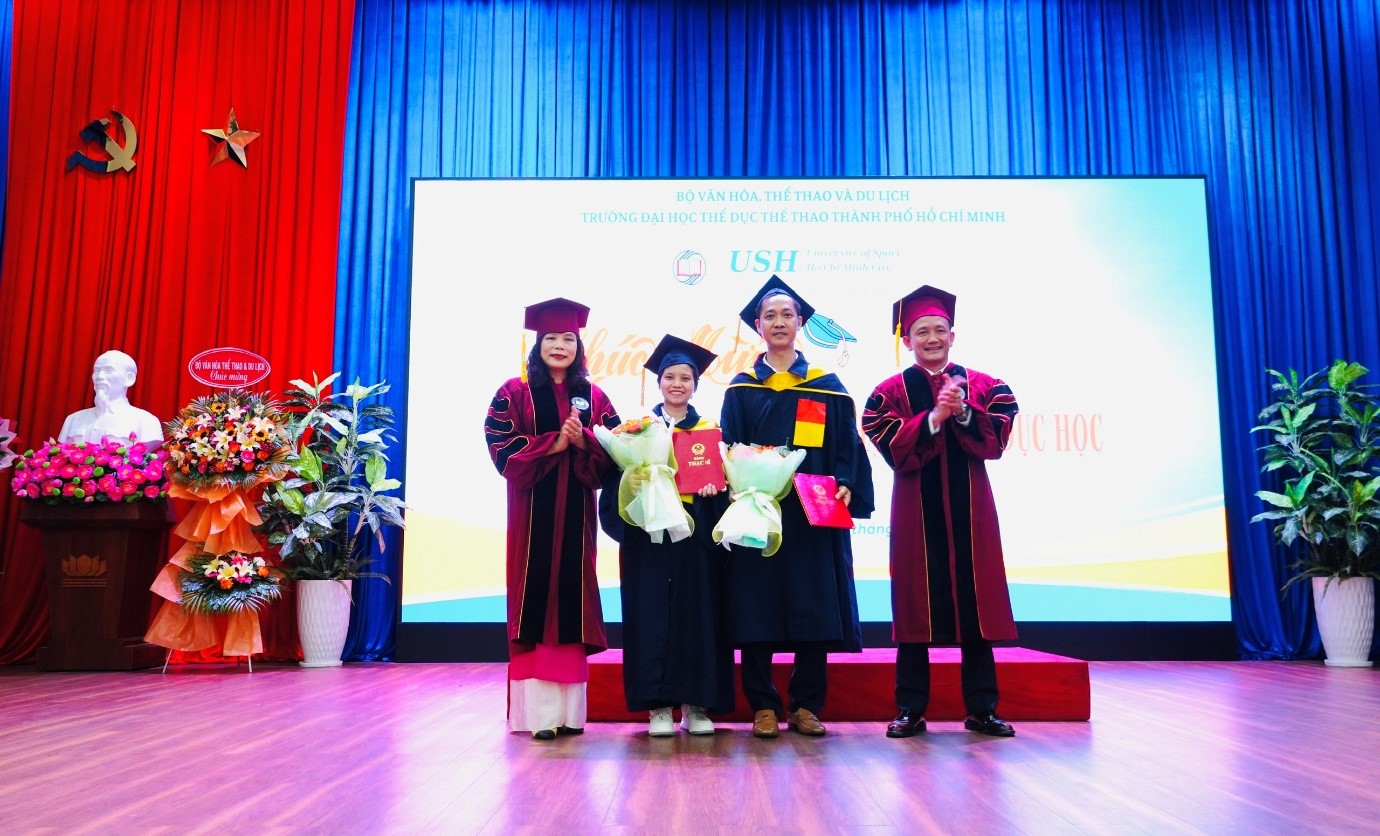ہو چی منہ سٹی یونیورسٹی آف اسپورٹس نے گریجویشن کی تقریب کا انعقاد کیا اور 2024 میں ڈاکٹریٹ، ماسٹرز اور بیچلر کی ڈگریوں سے نوازا - تصویر 3۔ Trường Đại học TDTT TP.HCM tổ chức Lễ tốt nghiệp và trao bằng Tiến sĩ, Thạc sĩ và Cử nhân năm 2024 - Ảnh 3.