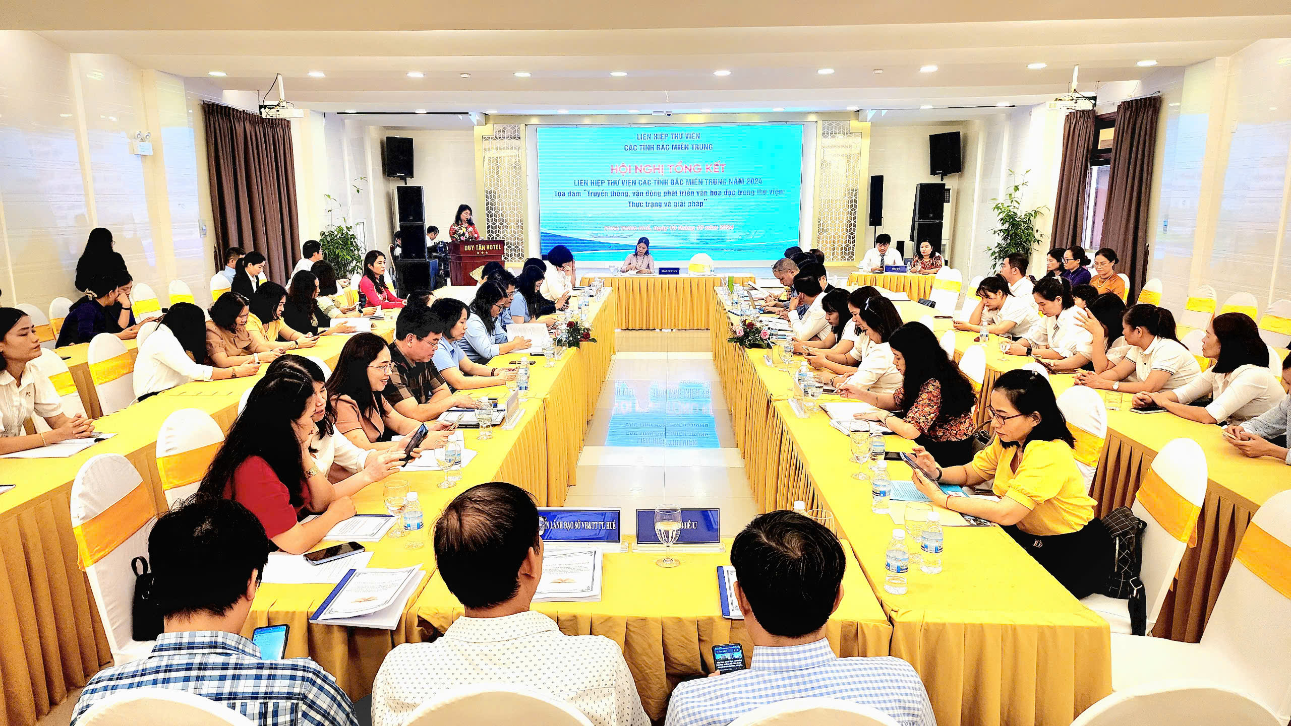 شمالی وسطی صوبہ لائبریری ایسوسی ایشن پڑھنے کی ثقافت کو فروغ دینے میں تجربات کا تبادلہ کرتی ہے - تصویر 1۔ Liên hiệp Thư viện các tỉnh Bắc miền Trung trao đổi kinh nghiệm phát triển văn hóa đọc - Ảnh 1.