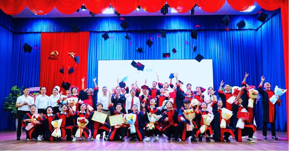 ہو چی منہ سٹی یونیورسٹی آف اسپورٹس نے گریجویشن کی تقریب کا انعقاد کیا اور 2024 میں ڈاکٹریٹ، ماسٹرز اور بیچلر کی ڈگریوں سے نوازا - تصویر 5۔ Trường Đại học TDTT TP.HCM tổ chức Lễ tốt nghiệp và trao bằng Tiến sĩ, Thạc sĩ và Cử nhân năm 2024 - Ảnh 5.