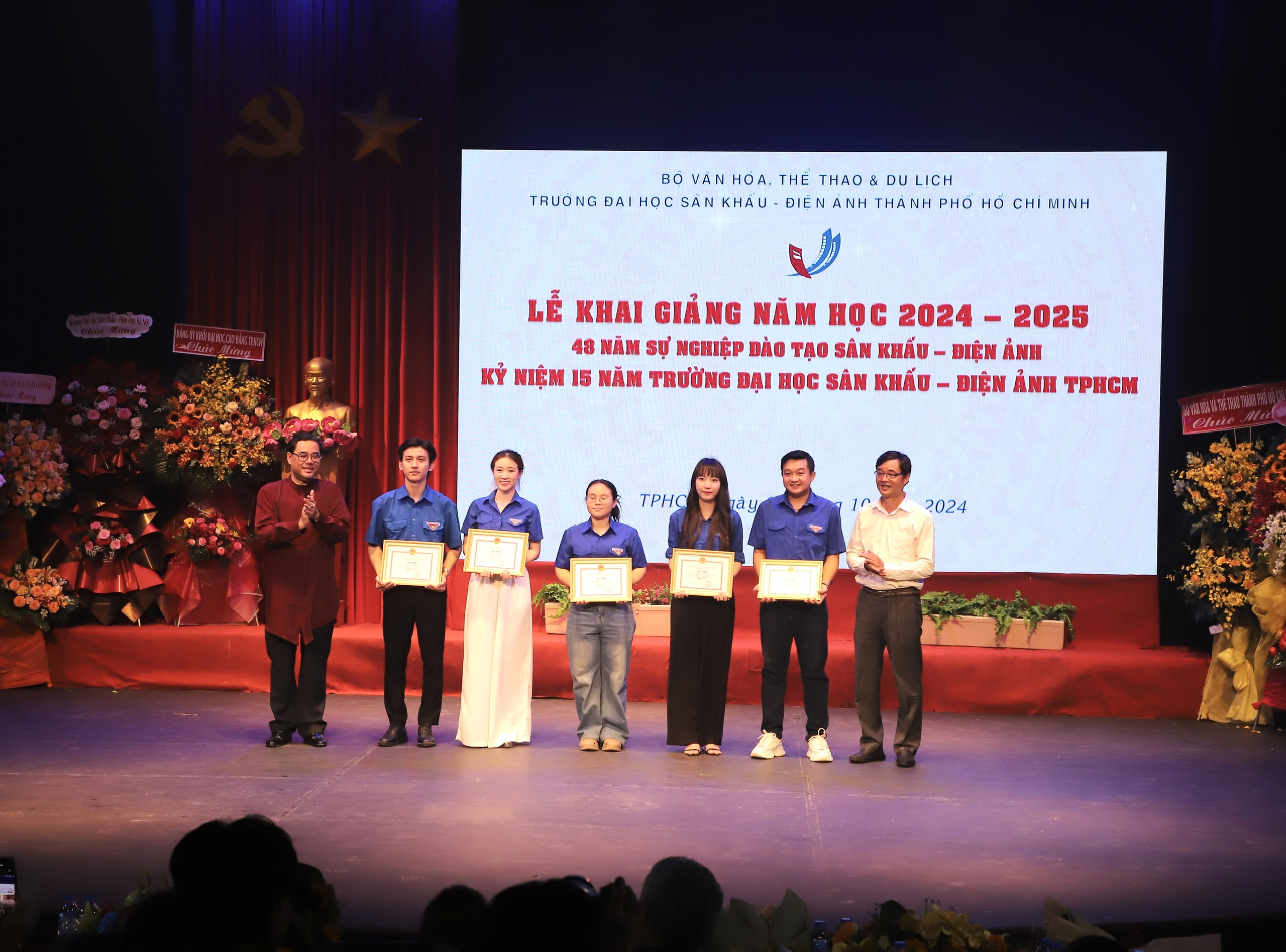 Día especial de los profesores y estudiantes de la Universidad de Teatro y Cine de Ciudad Ho Chi Minh - Foto 7. Ngày đặc biệt của thầy và trò Trường Đại học Sân khấu - Điện ảnh TP.HCM - Ảnh 7.