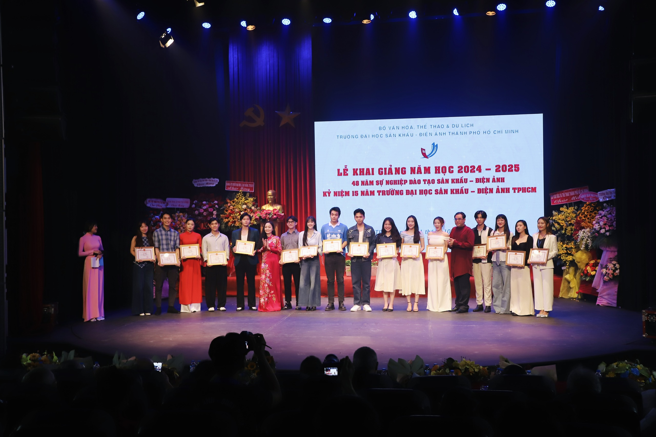 Día especial de los profesores y estudiantes de la Universidad de Teatro y Cine de Ciudad Ho Chi Minh - Foto 9. Ngày đặc biệt của thầy và trò Trường Đại học Sân khấu - Điện ảnh TP.HCM - Ảnh 9.